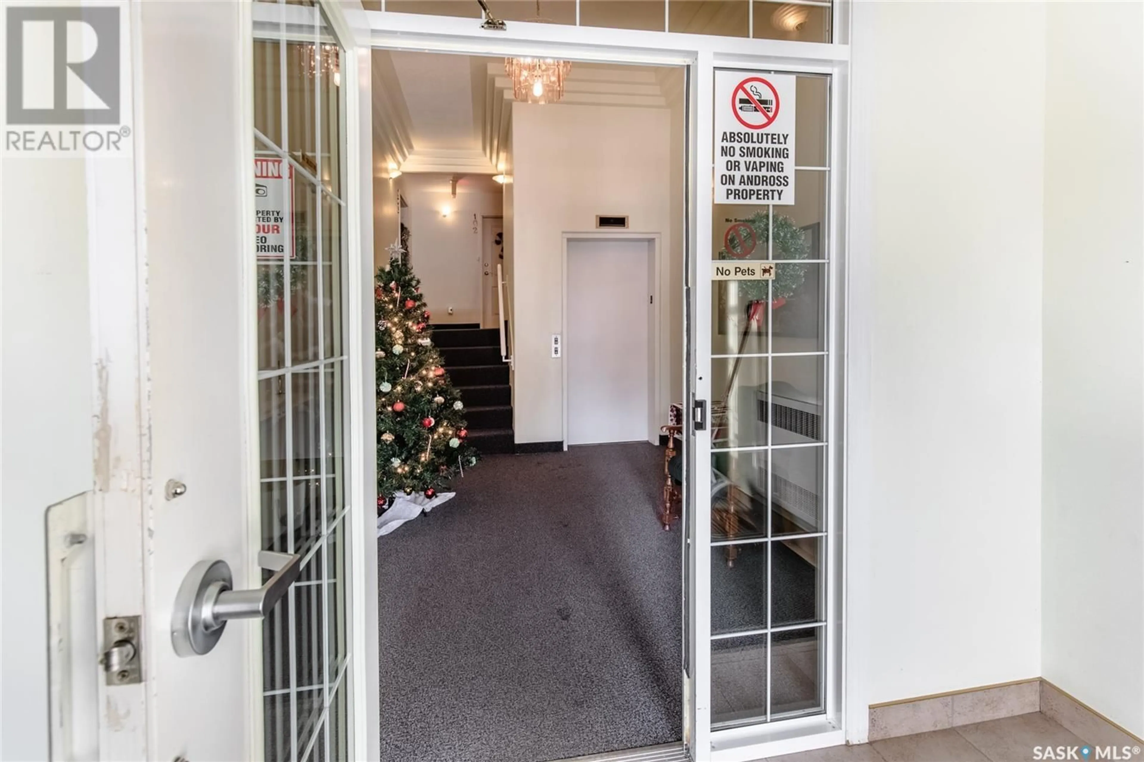 Indoor foyer for 205 1202 1st AVENUE NW, Moose Jaw Saskatchewan S6H3N6