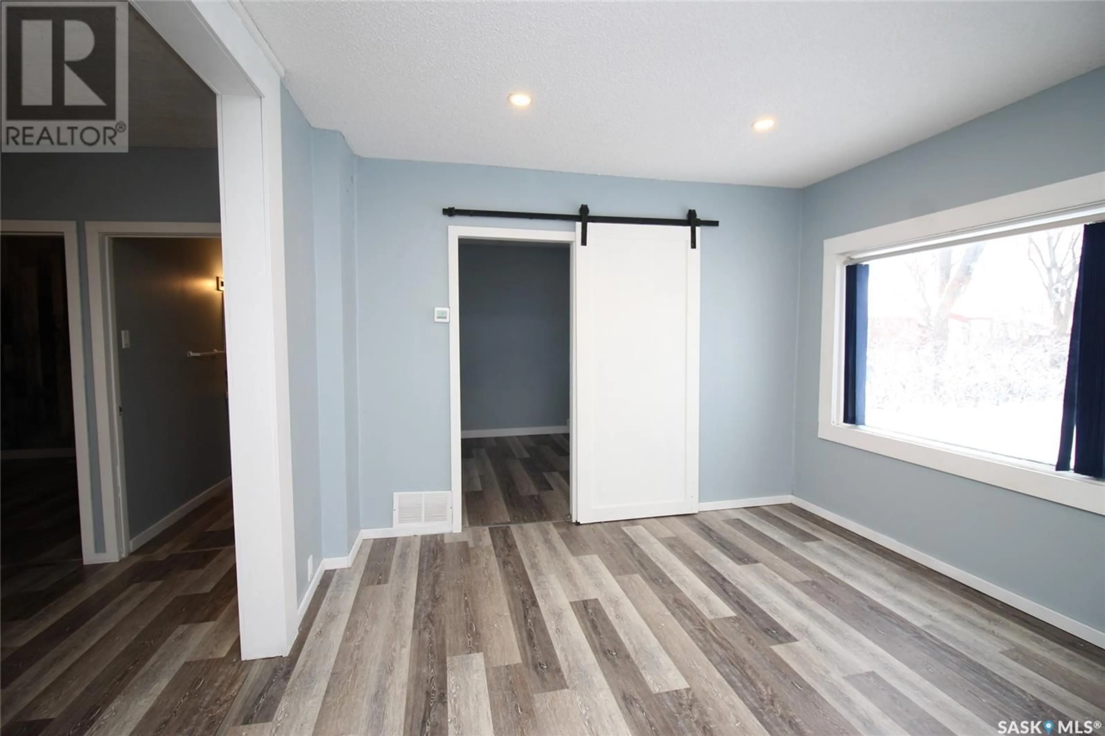 Indoor entryway for 385 4th STREET E, Shaunavon Saskatchewan S0N2M0