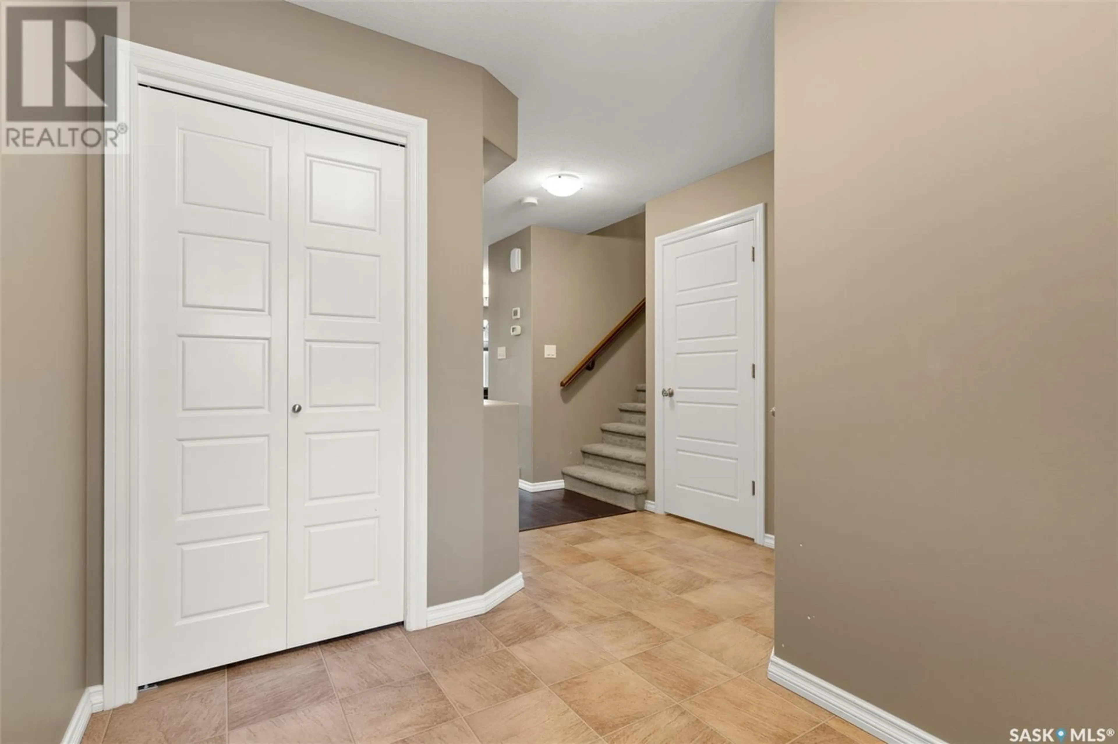 Indoor entryway for 156 4100 Sandhill CRESCENT, Regina Saskatchewan S4V3G9