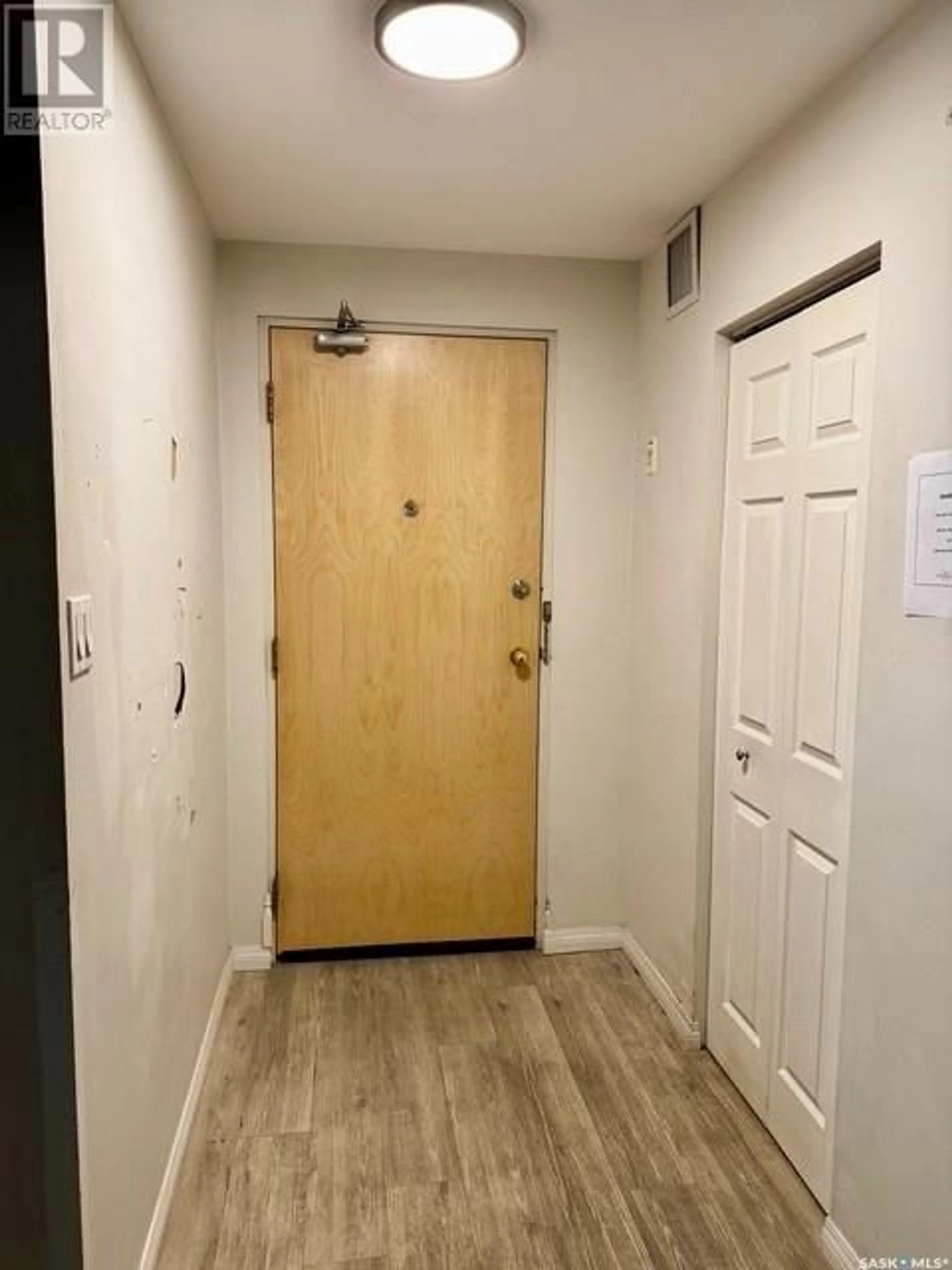 Indoor entryway for 102 405 5TH AVENUE N, Saskatoon Saskatchewan S7K6Z3