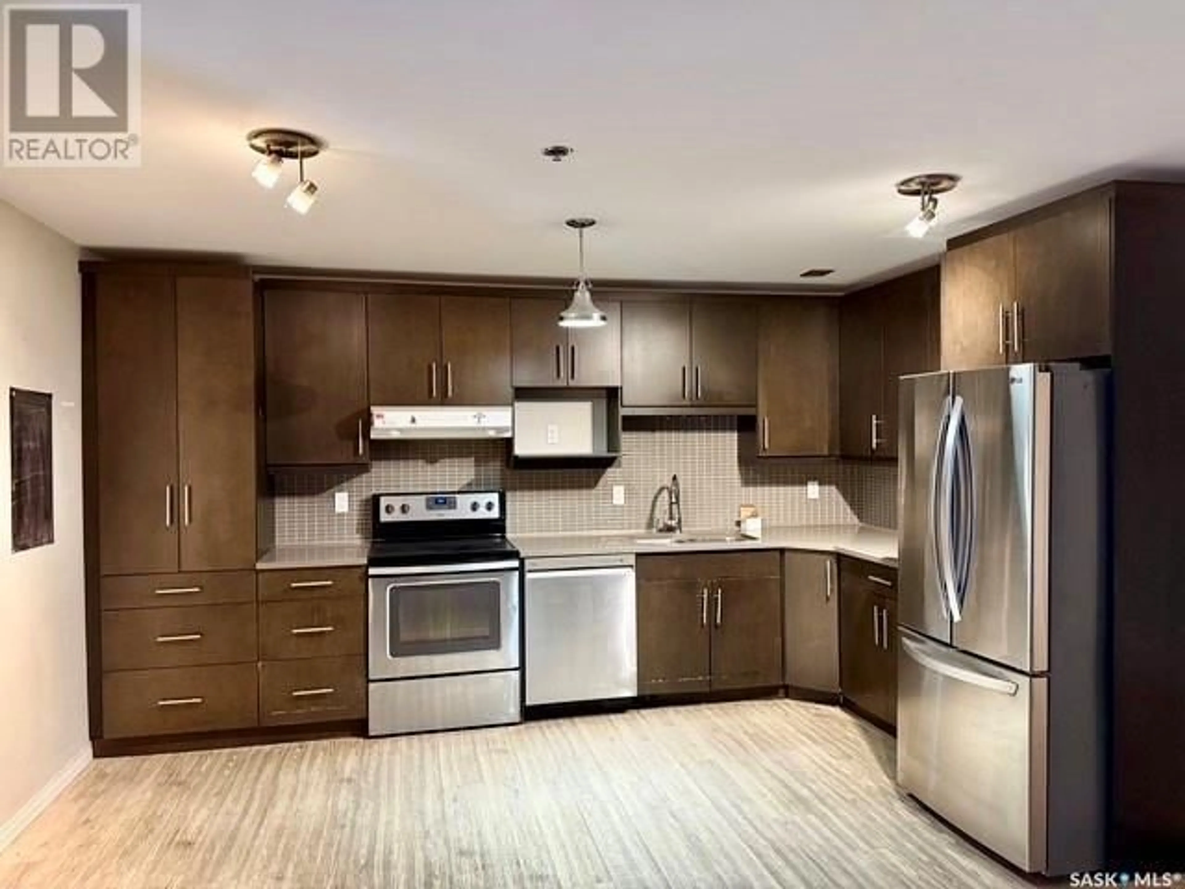 Open concept kitchen, wood/laminate floor for 102 405 5TH AVENUE N, Saskatoon Saskatchewan S7K6Z3