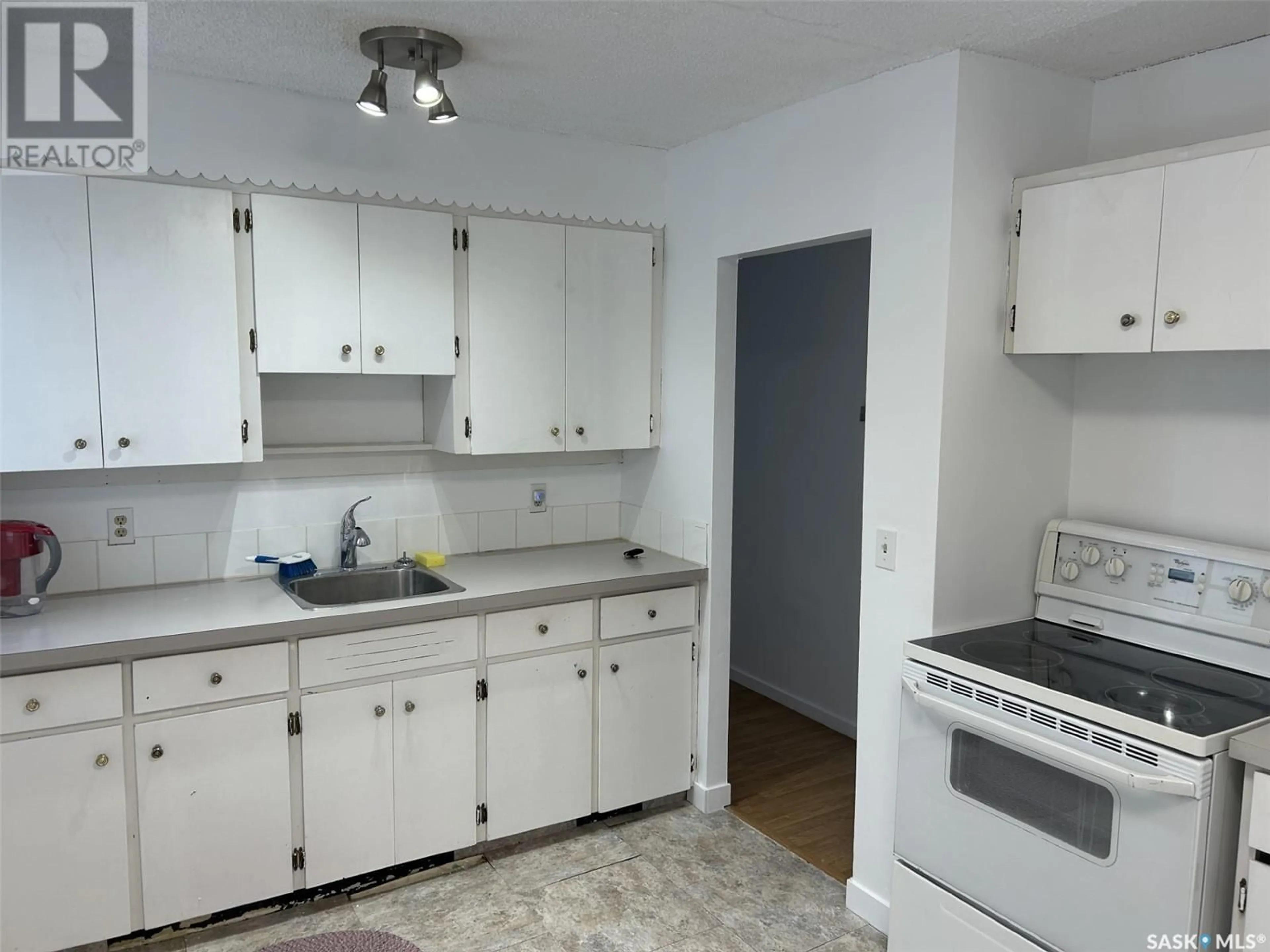 Standard kitchen, unknown for 31 Charles CRESCENT, Regina Saskatchewan S4T5X3