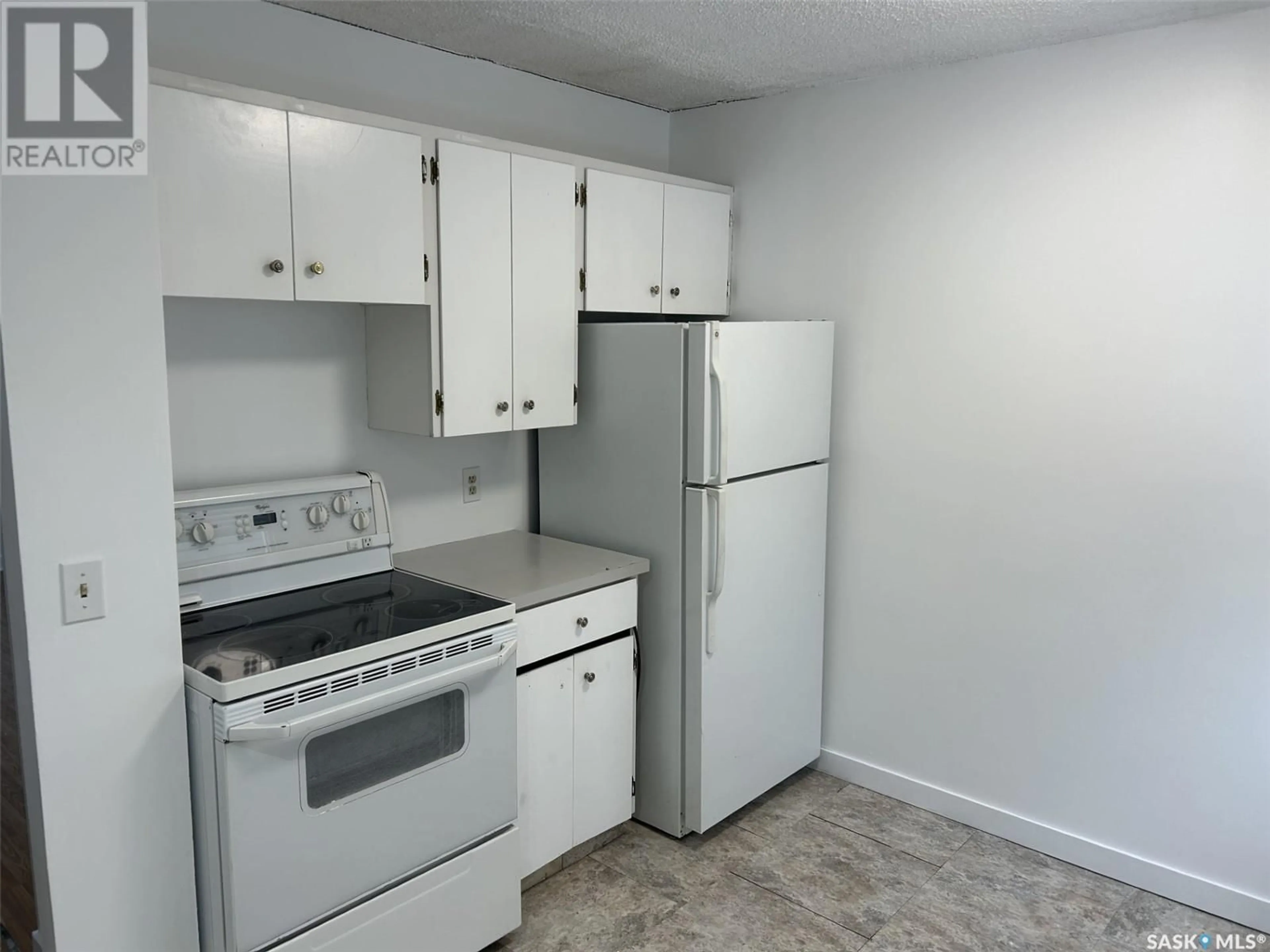 Standard kitchen, unknown for 31 Charles CRESCENT, Regina Saskatchewan S4T5X3