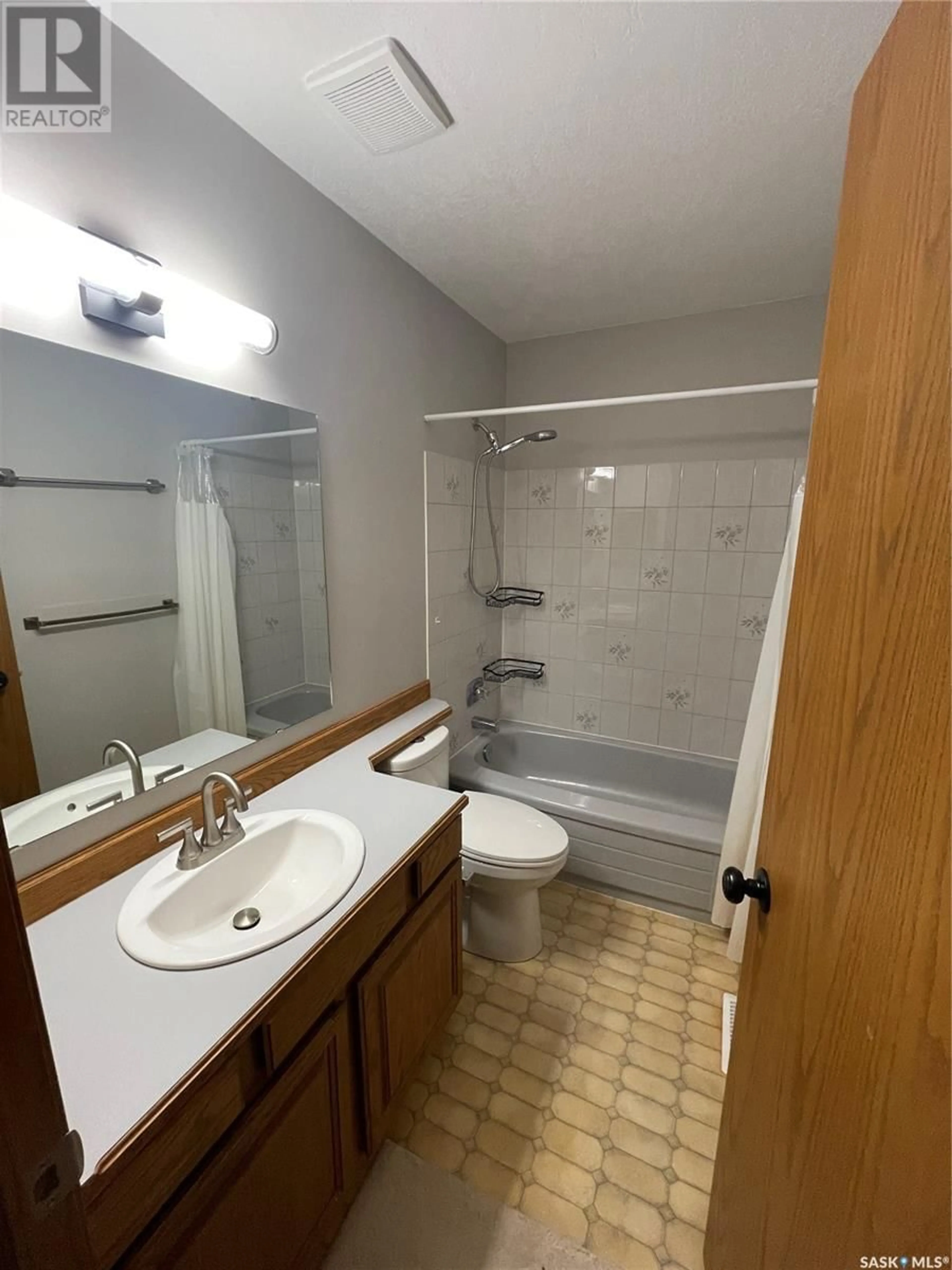 Standard bathroom, unknown for 3023 REVES ROAD, Regina Saskatchewan S4V2C7