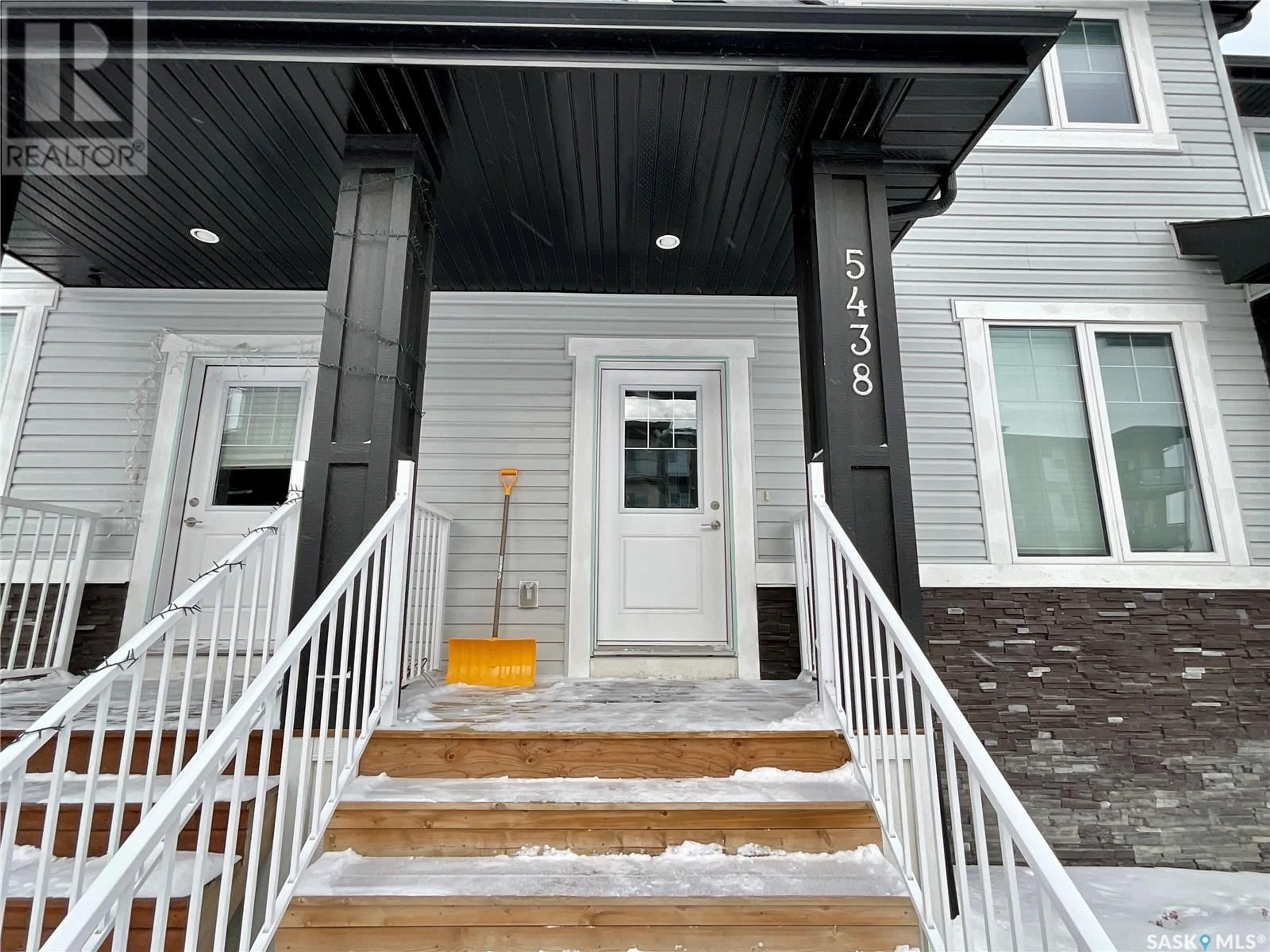 Indoor entryway for 5438 Primrose Green DRIVE E, Regina Saskatchewan S4V3S8