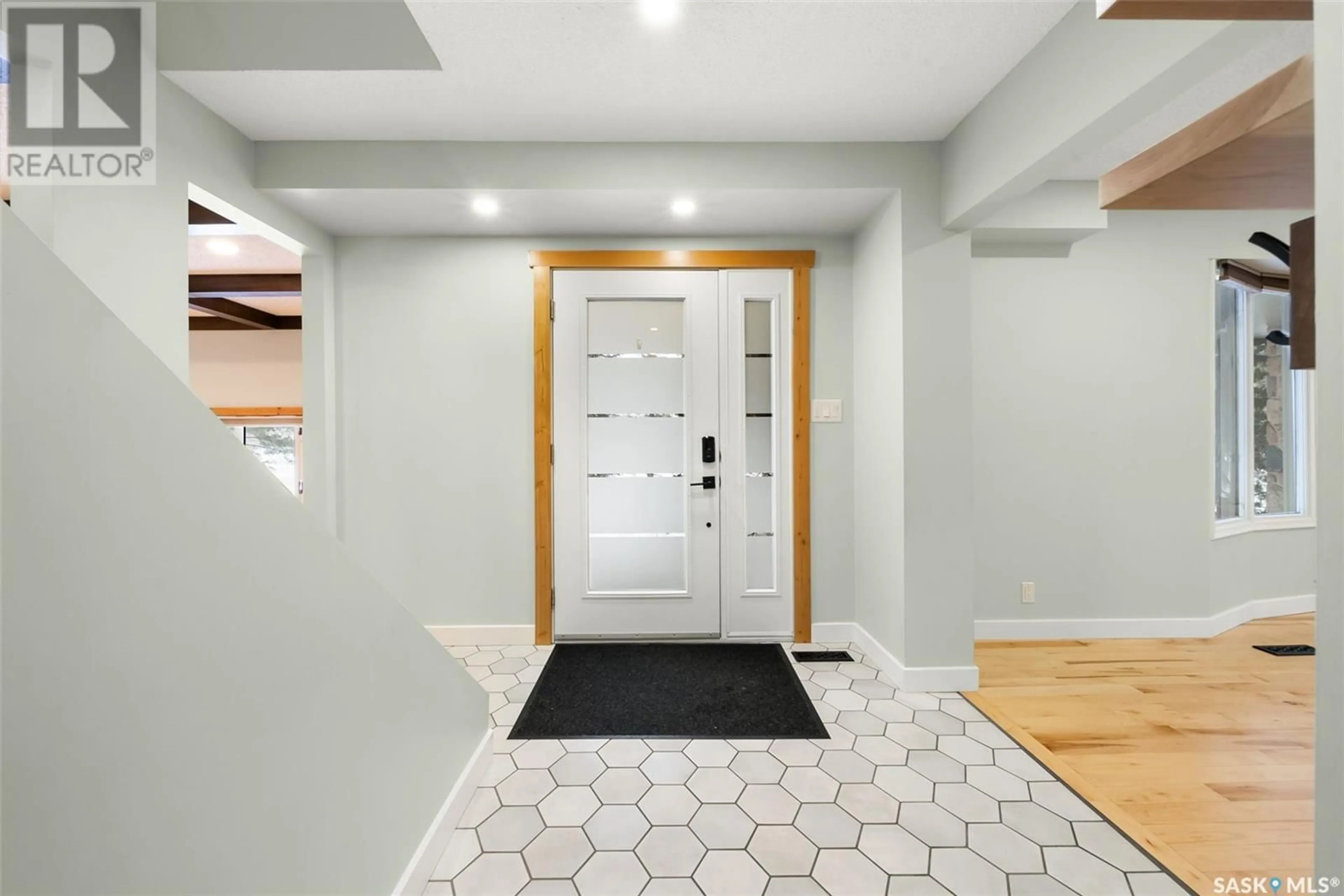 Indoor entryway for 892 McNiven AVENUE, Regina Saskatchewan S4S2V2