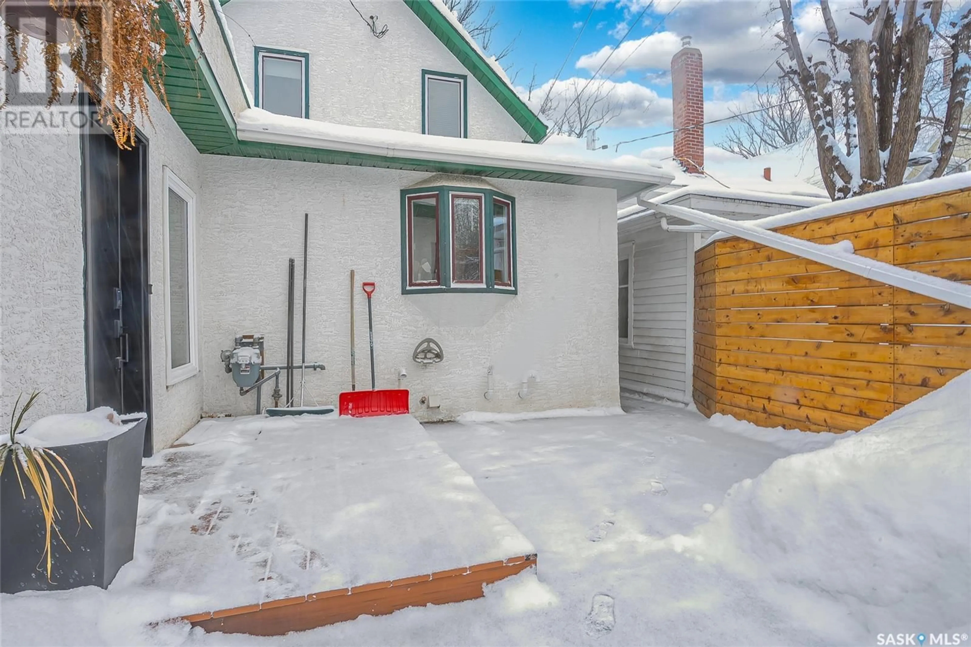 Patio, street for 225 E AVENUE N, Saskatoon Saskatchewan S7L1R6