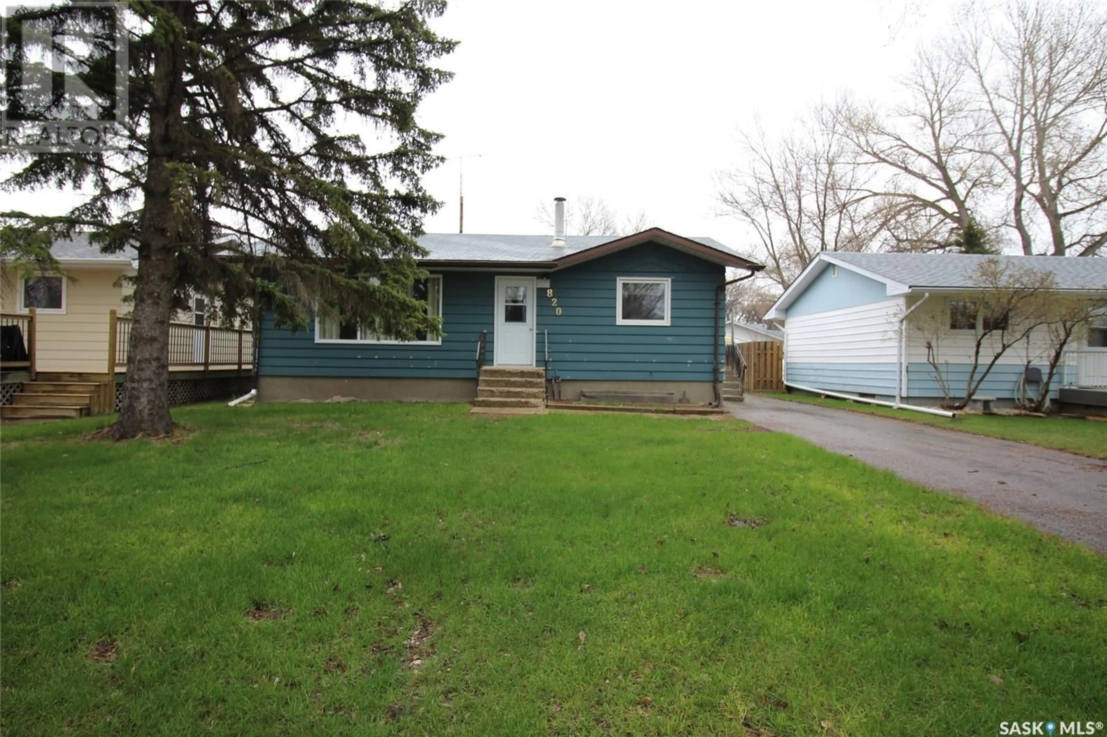 Home with vinyl exterior material, street for 820 3RD STREET, Shaunavon Saskatchewan S0N2M0