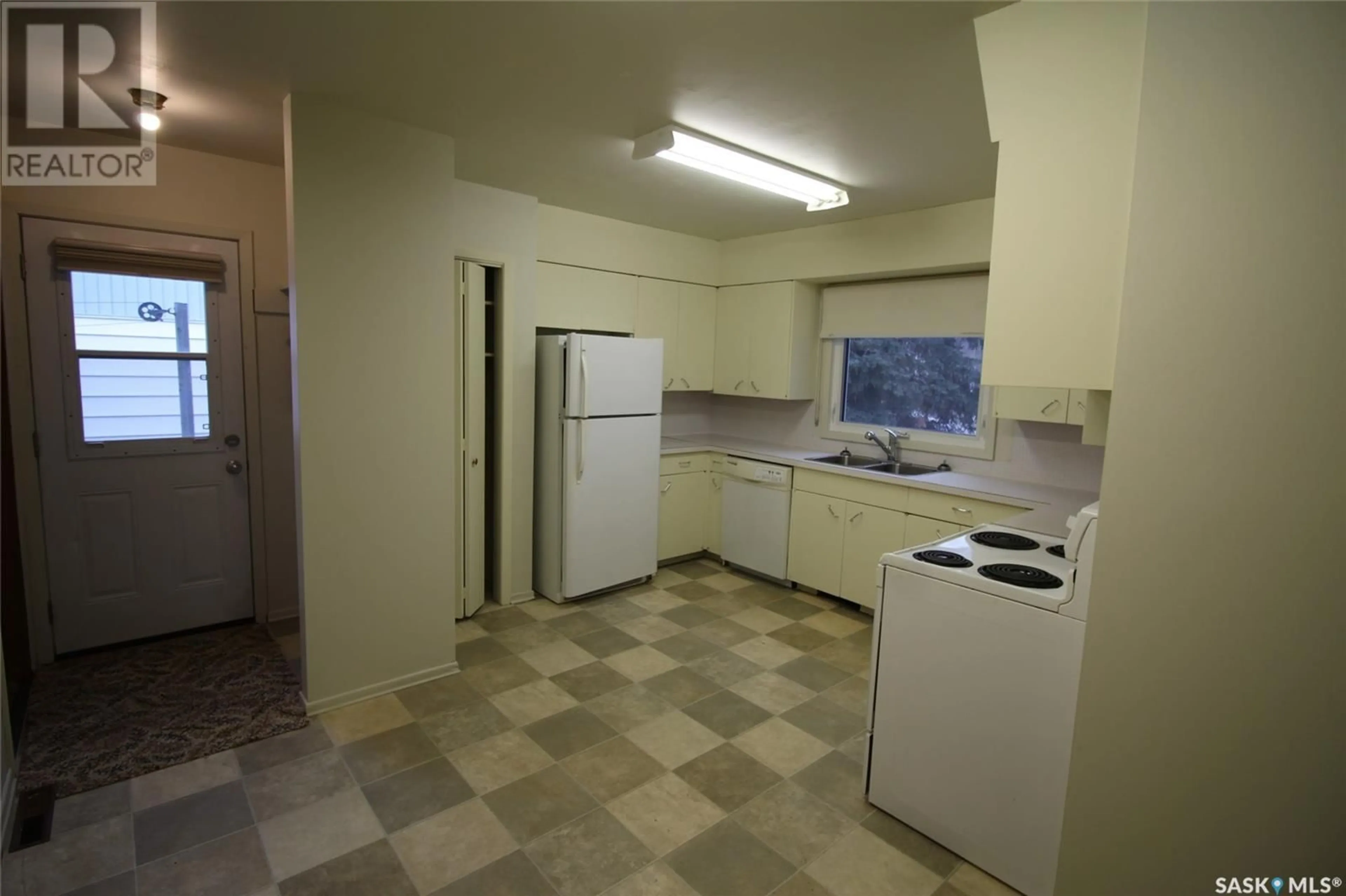 Standard kitchen, unknown for 820 3RD STREET, Shaunavon Saskatchewan S0N2M0