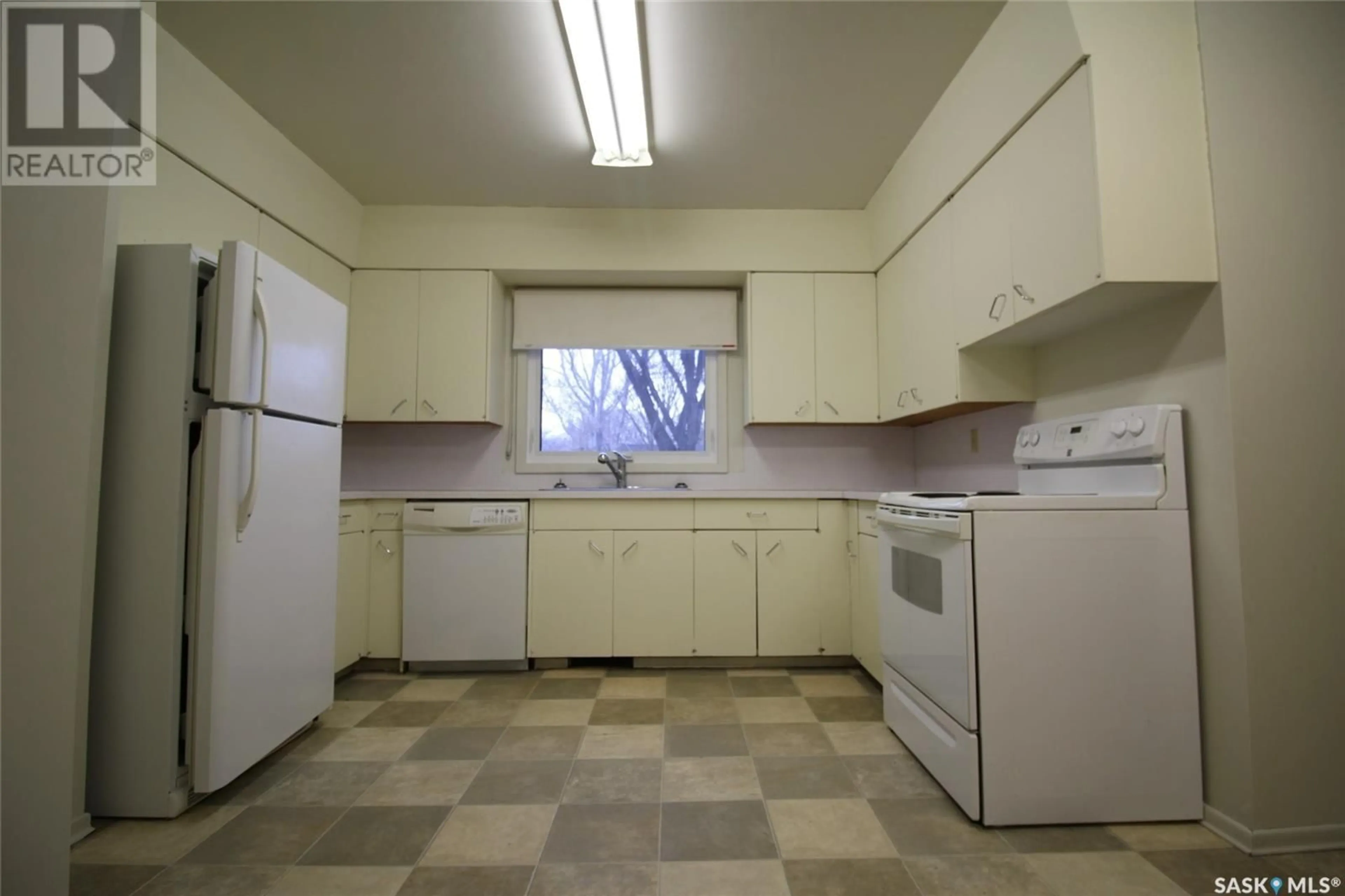 Standard kitchen, unknown for 820 3RD STREET, Shaunavon Saskatchewan S0N2M0