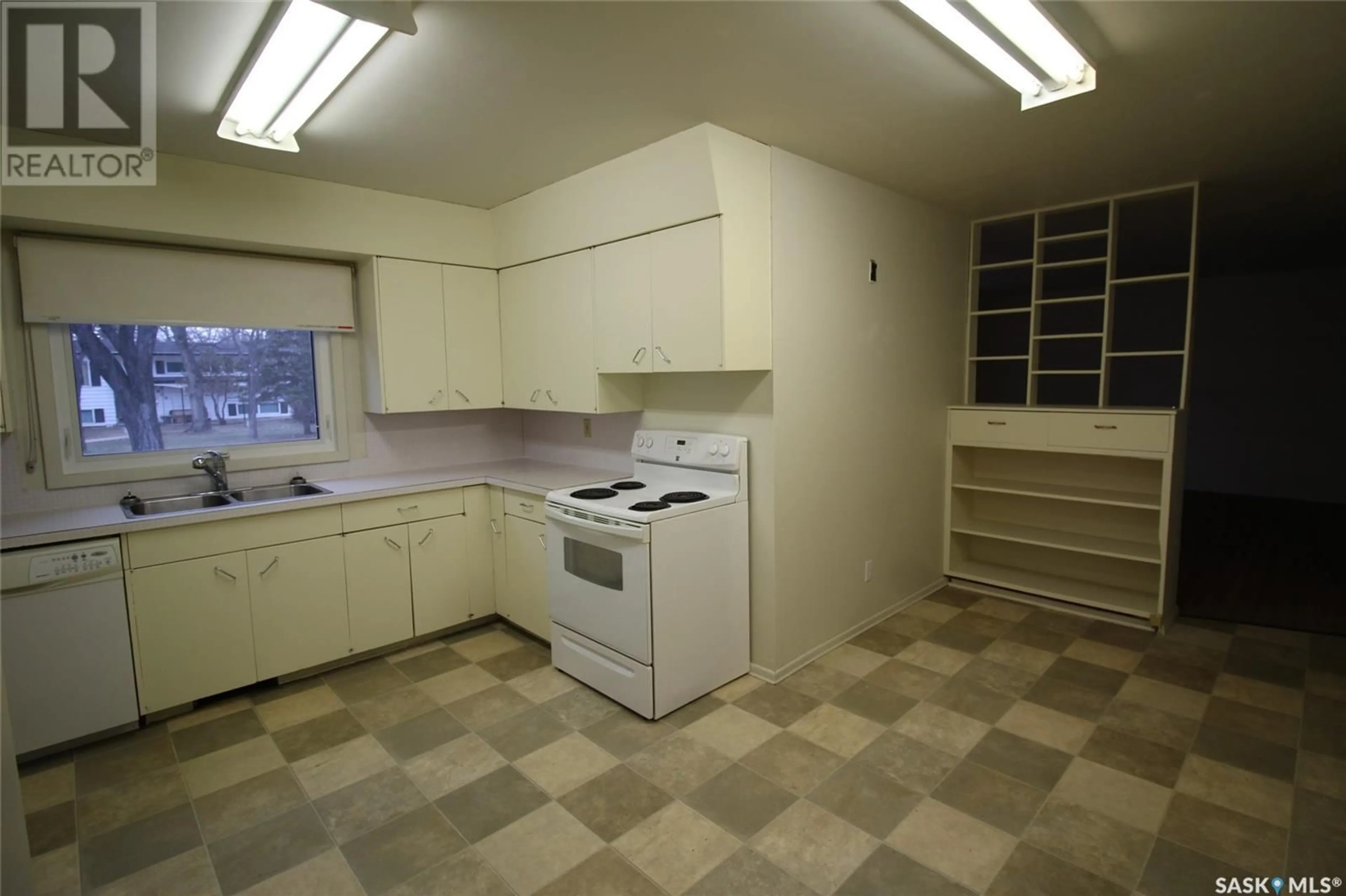 Standard kitchen, unknown for 820 3RD STREET, Shaunavon Saskatchewan S0N2M0