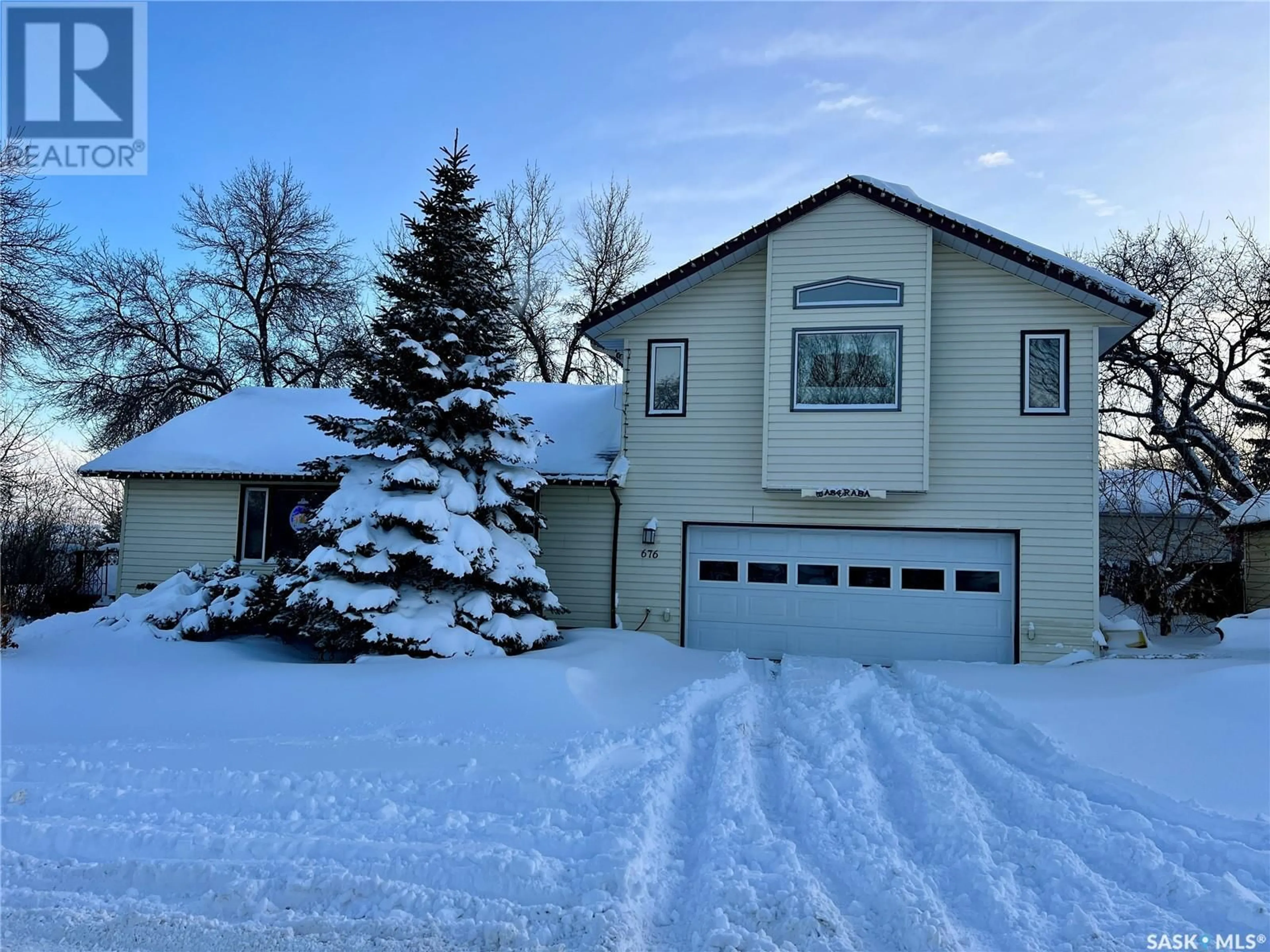 Home with vinyl exterior material, street for 676 3rd AVENUE NE, Swift Current Saskatchewan S9H2H5