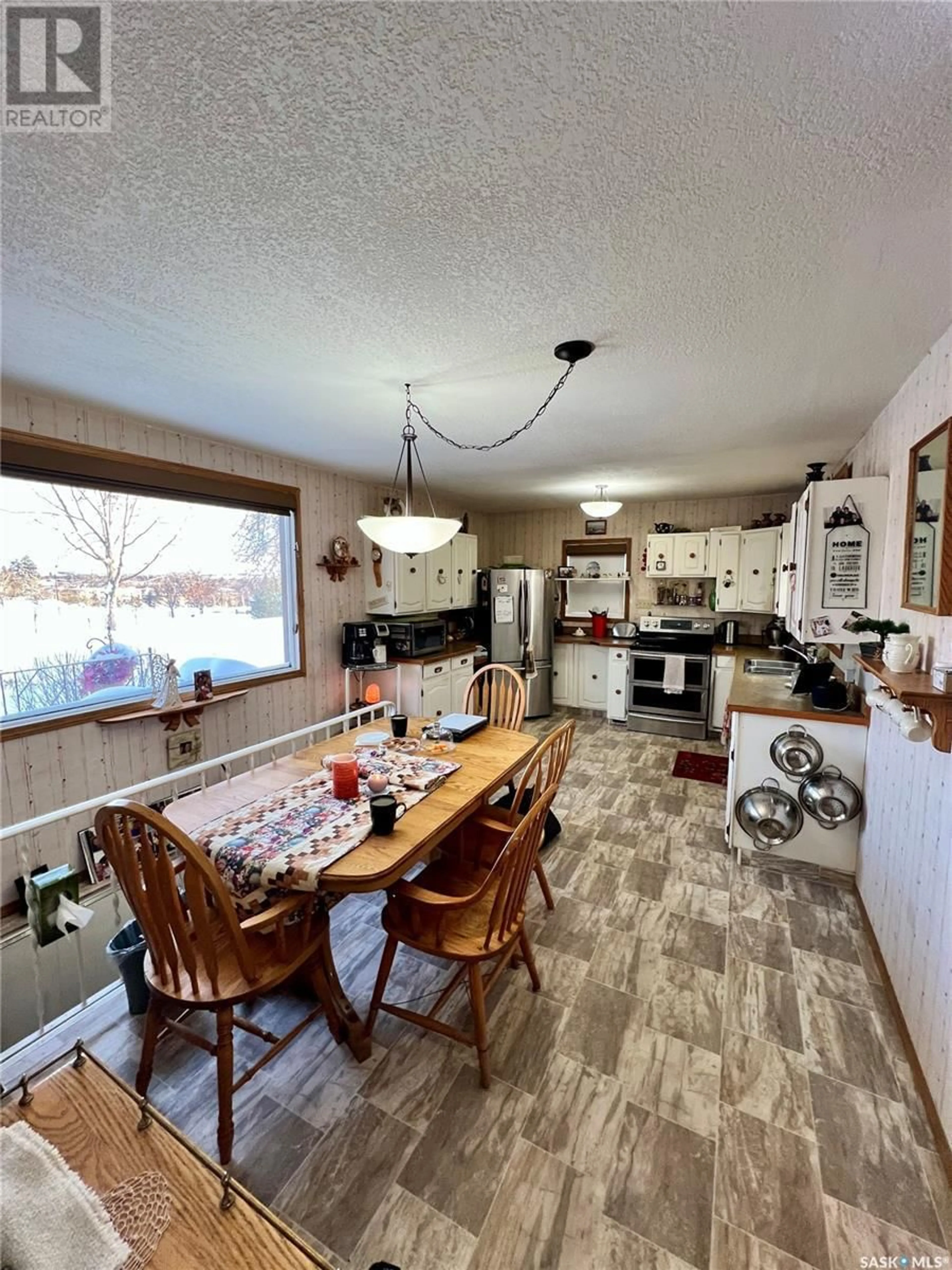 Open concept kitchen, unknown for 676 3rd AVENUE NE, Swift Current Saskatchewan S9H2H5