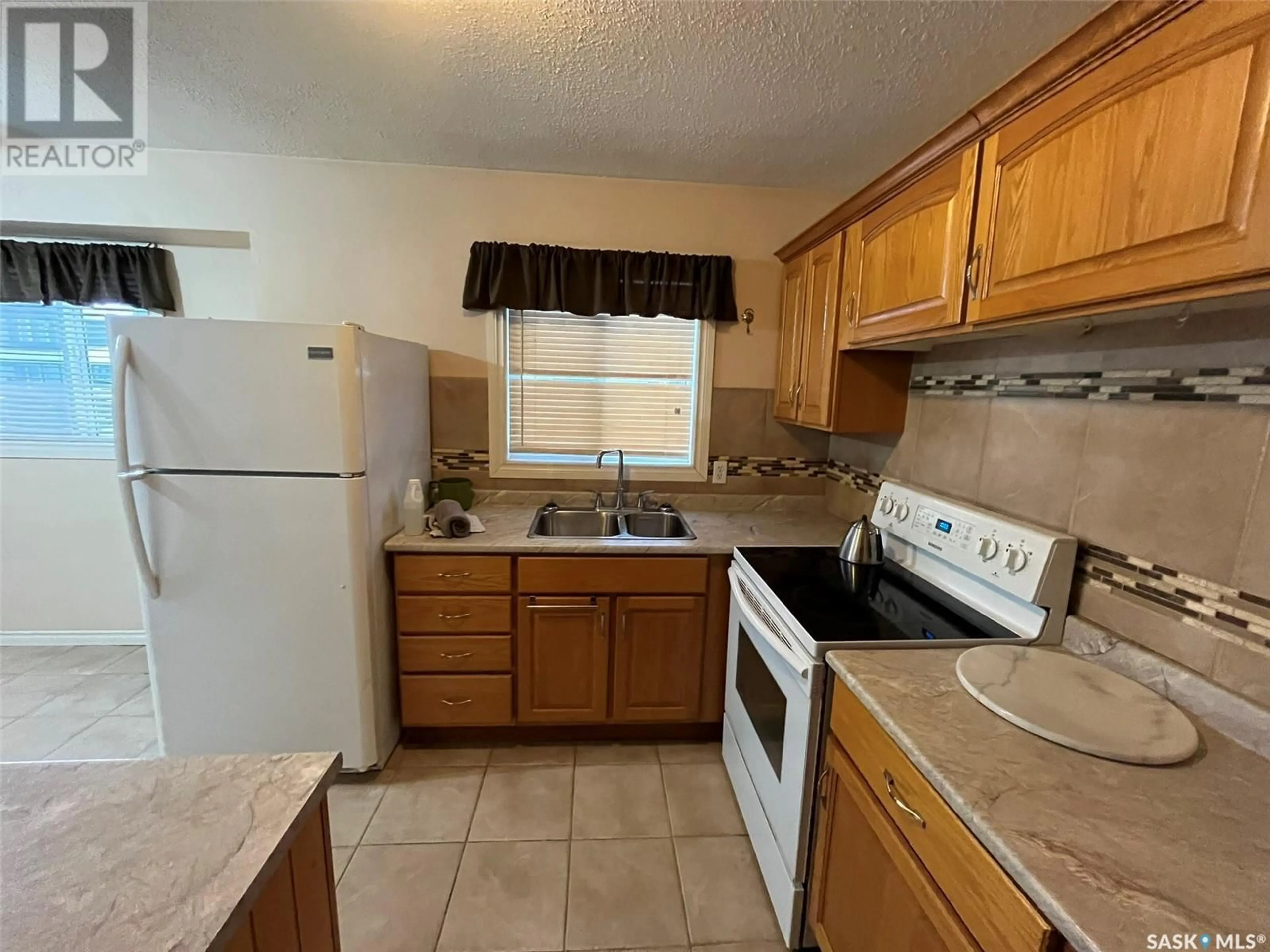 Standard kitchen, unknown for 1982 13th STREET W, Prince Albert Saskatchewan S6V3K5