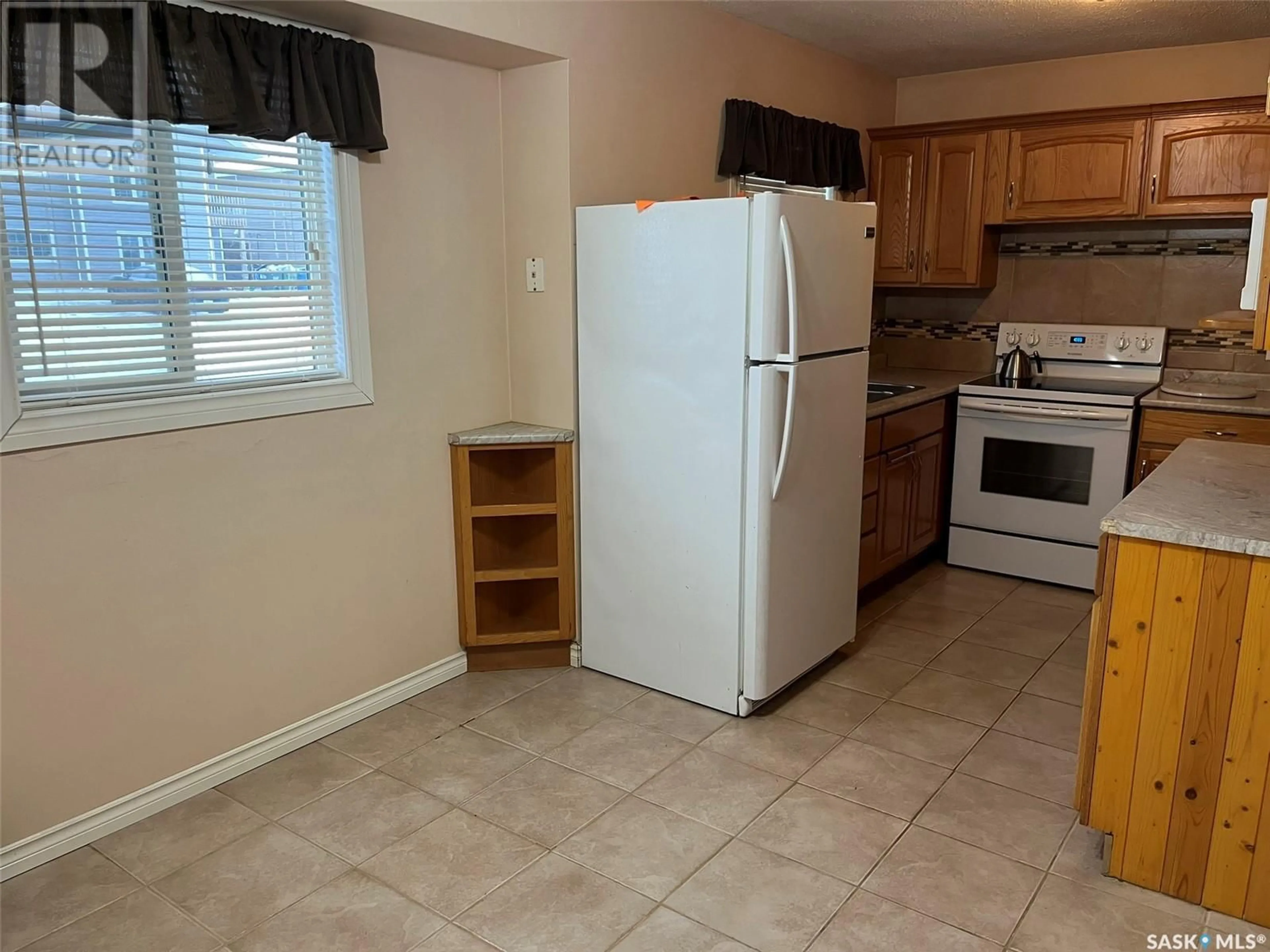 Standard kitchen, unknown for 1982 13th STREET W, Prince Albert Saskatchewan S6V3K5