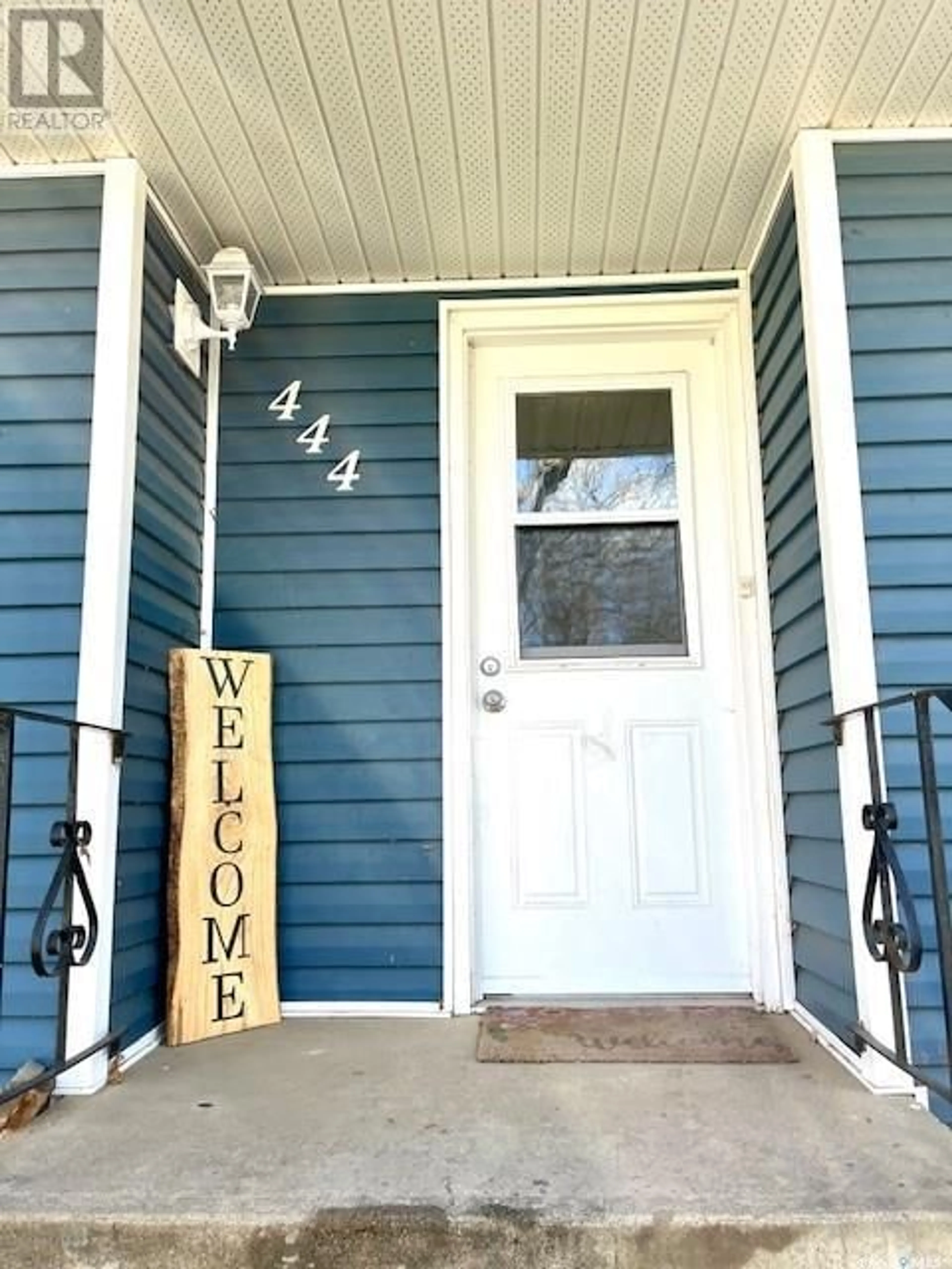 Indoor entryway for 444 2nd STREET E, Shaunavon Saskatchewan S0N2M0