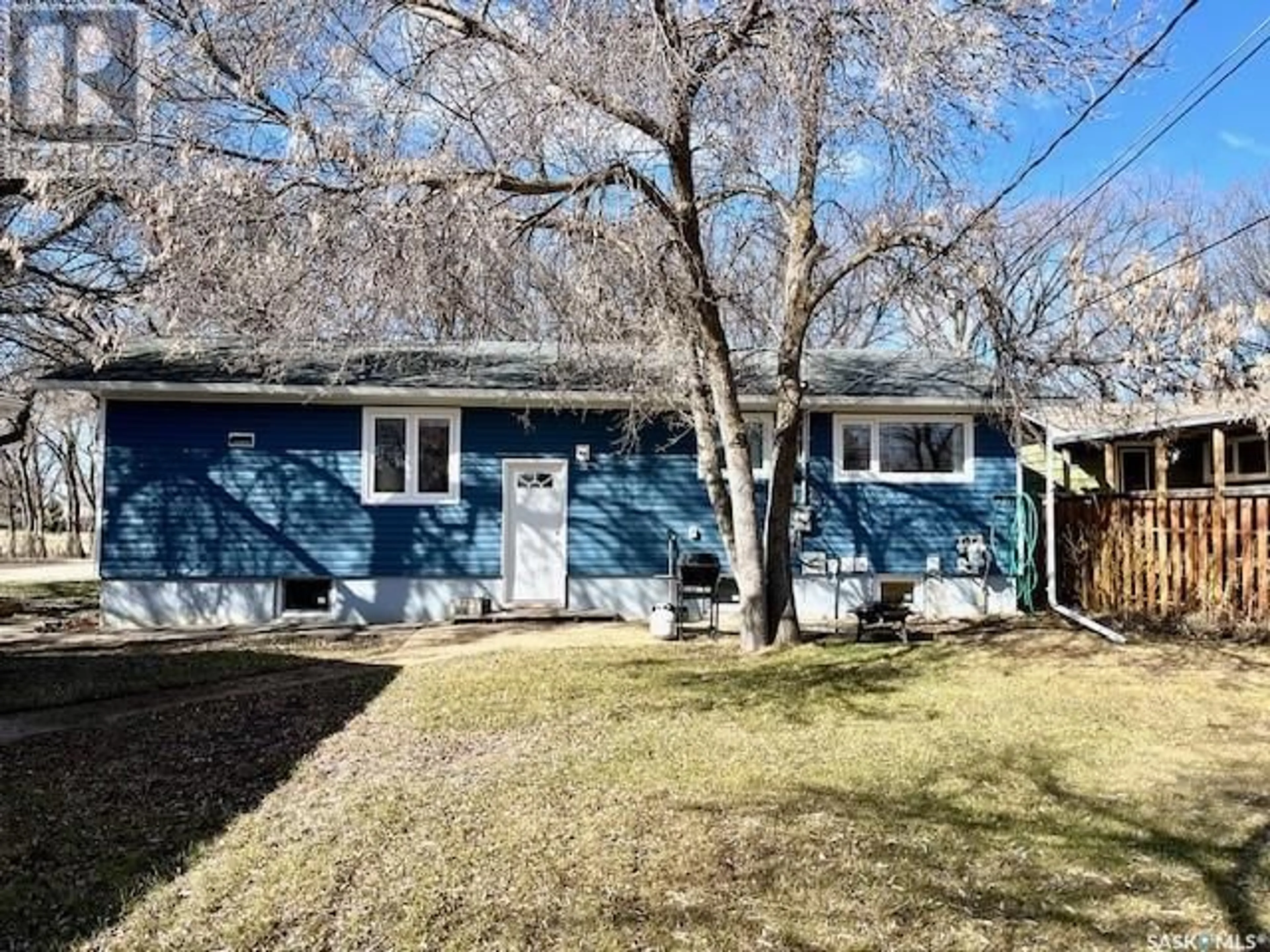 Home with vinyl exterior material, street for 444 2nd STREET E, Shaunavon Saskatchewan S0N2M0