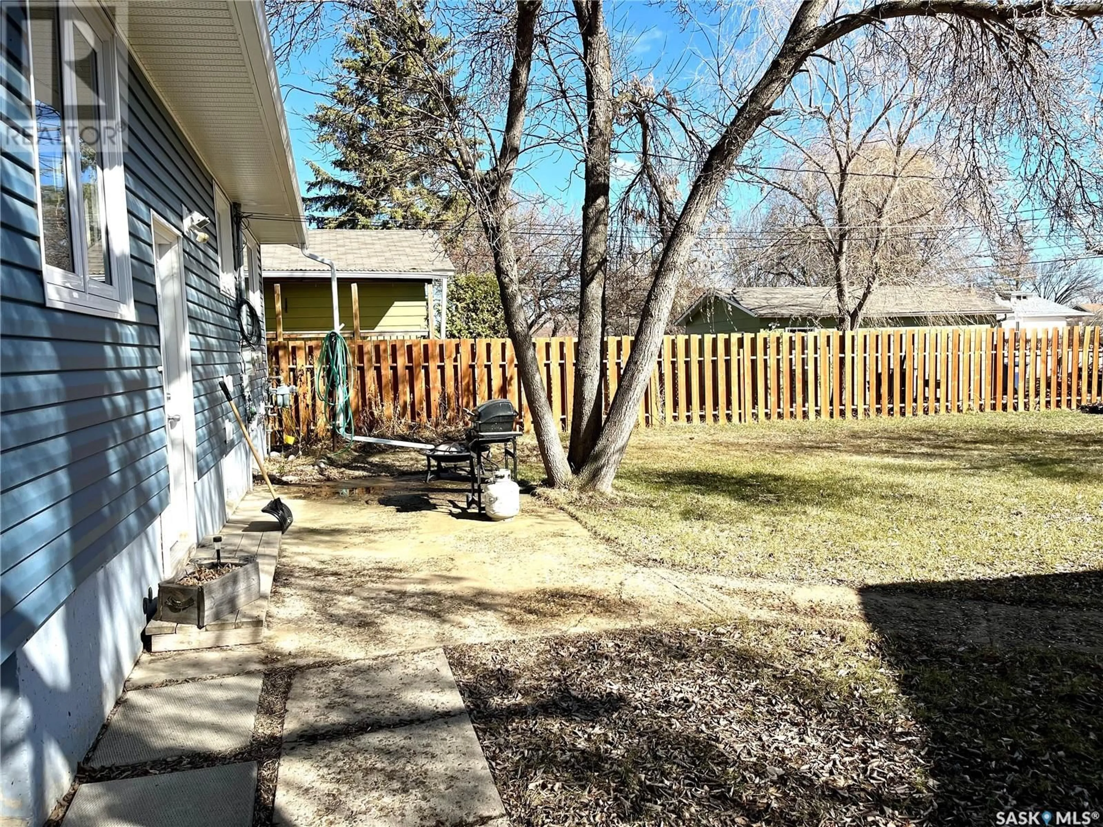 Patio, street for 444 2nd STREET E, Shaunavon Saskatchewan S0N2M0