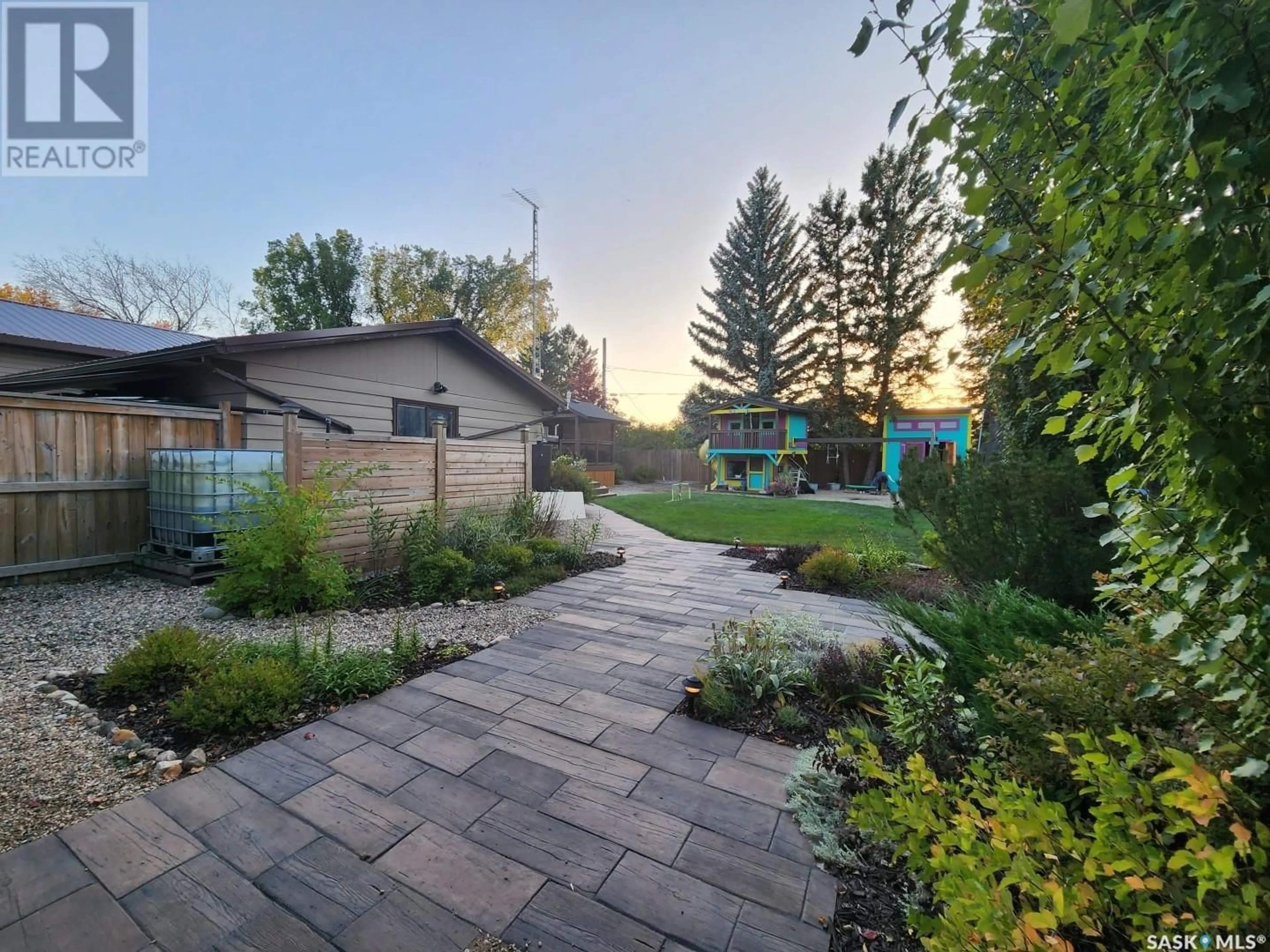 A pic from outside/outdoor area/front of a property/back of a property/a pic from drone, street for 706 Grey AVENUE, Grenfell Saskatchewan S0G2B0