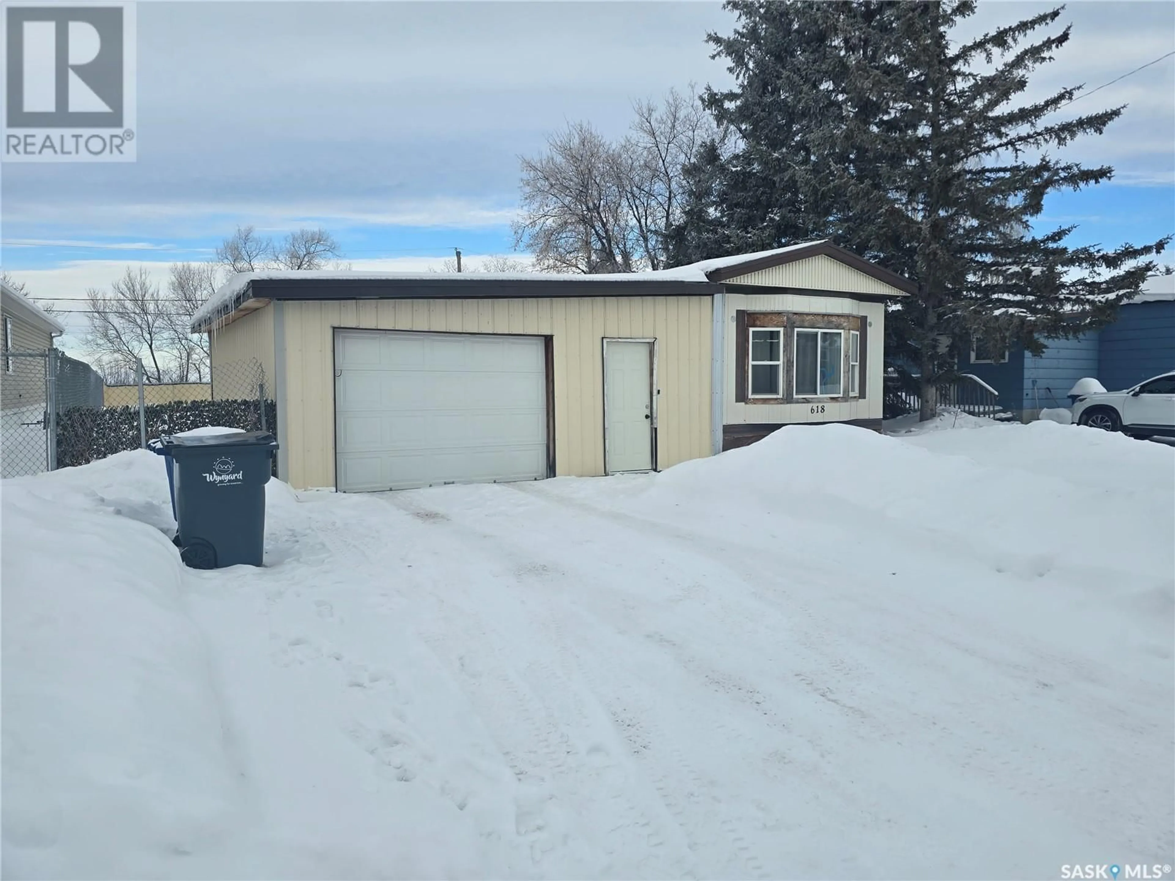 A pic from outside/outdoor area/front of a property/back of a property/a pic from drone, street for 618 Little Quill AVENUE E, Wynyard Saskatchewan S0A4T0