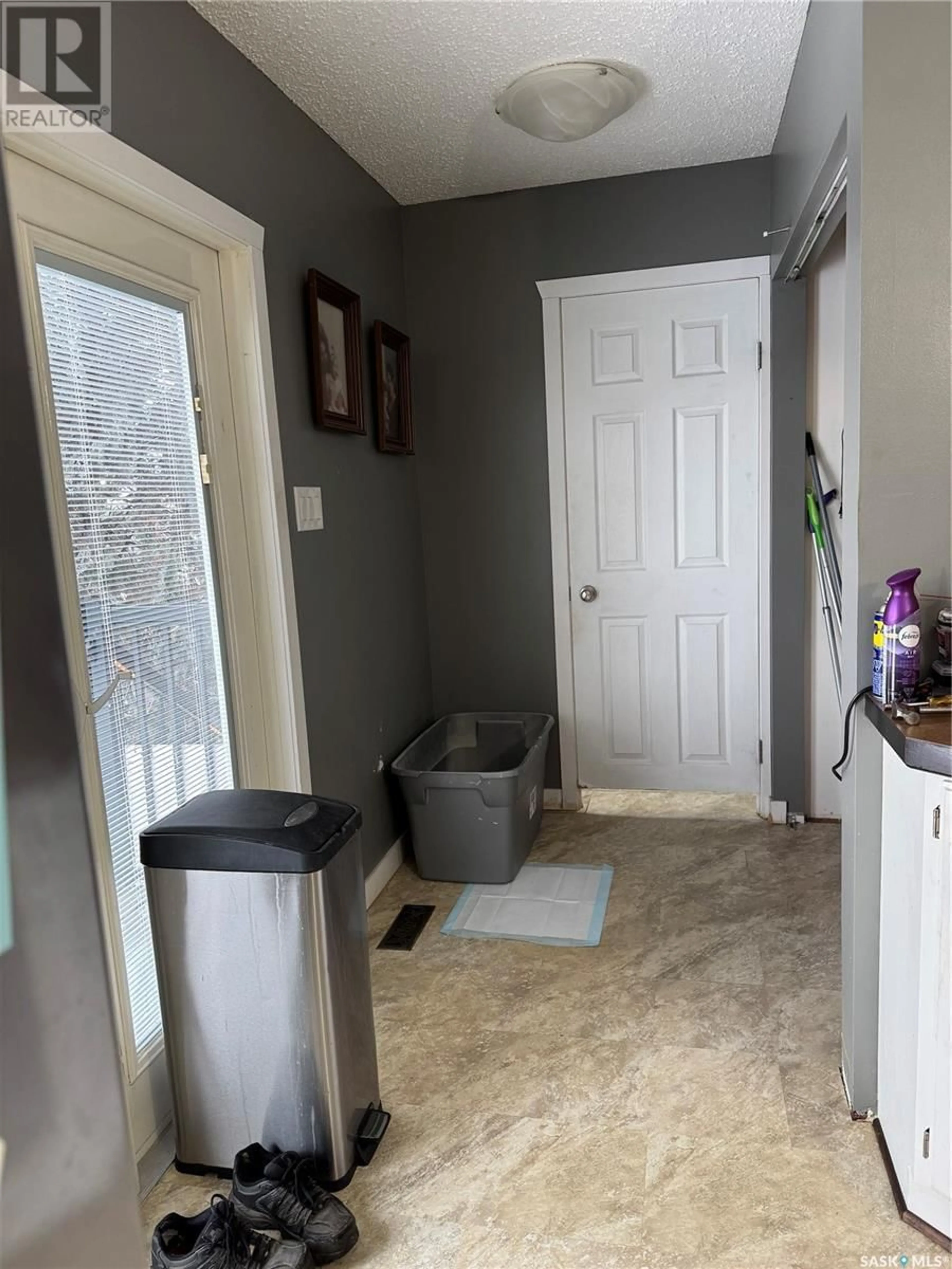 Indoor entryway for 3106 Grey Owl CRESCENT, Prince Albert Saskatchewan S6V6X3