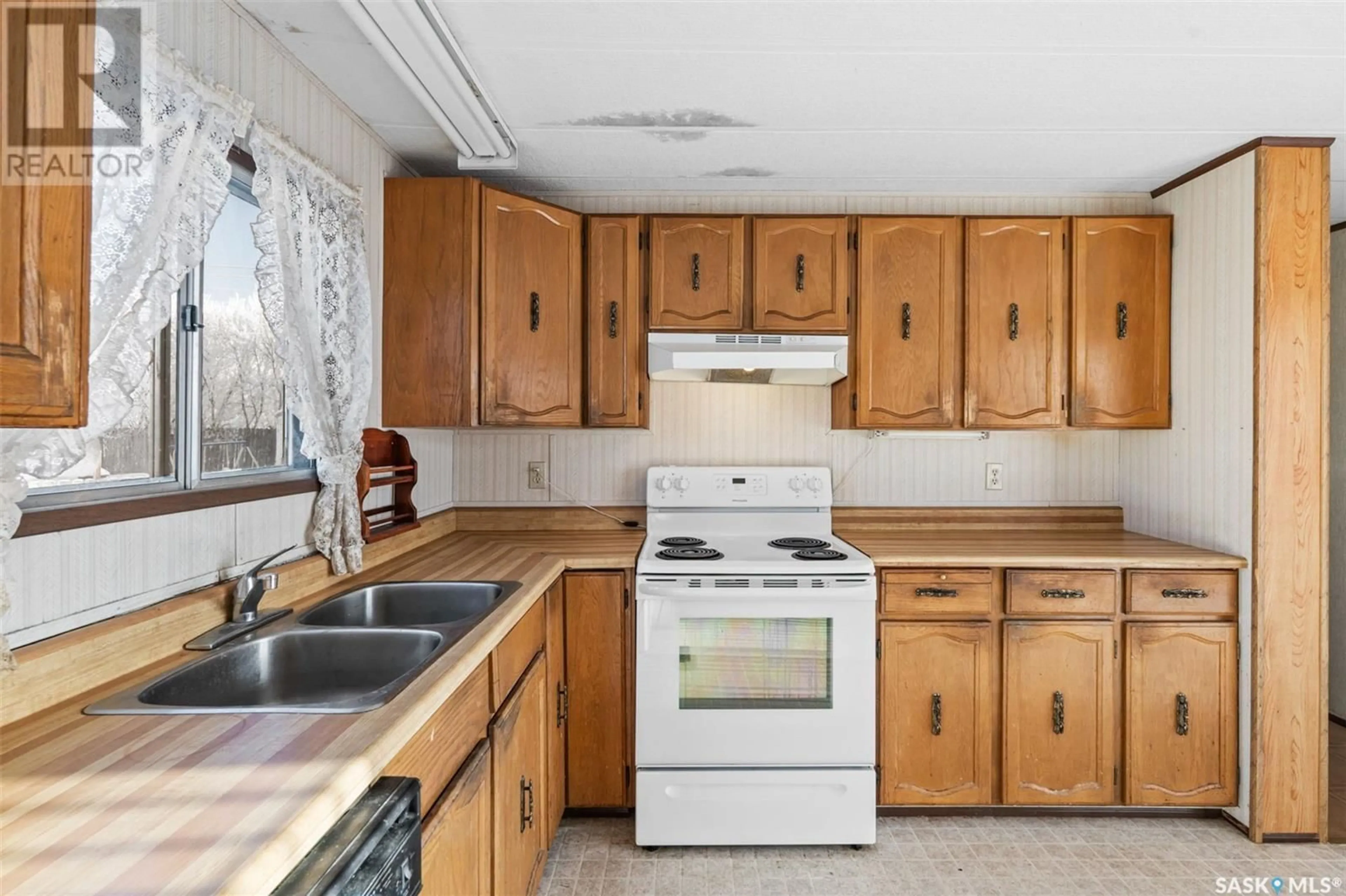 Standard kitchen, unknown for 114 Sycamore DRIVE, Sunset Estates Saskatchewan S7B0A4