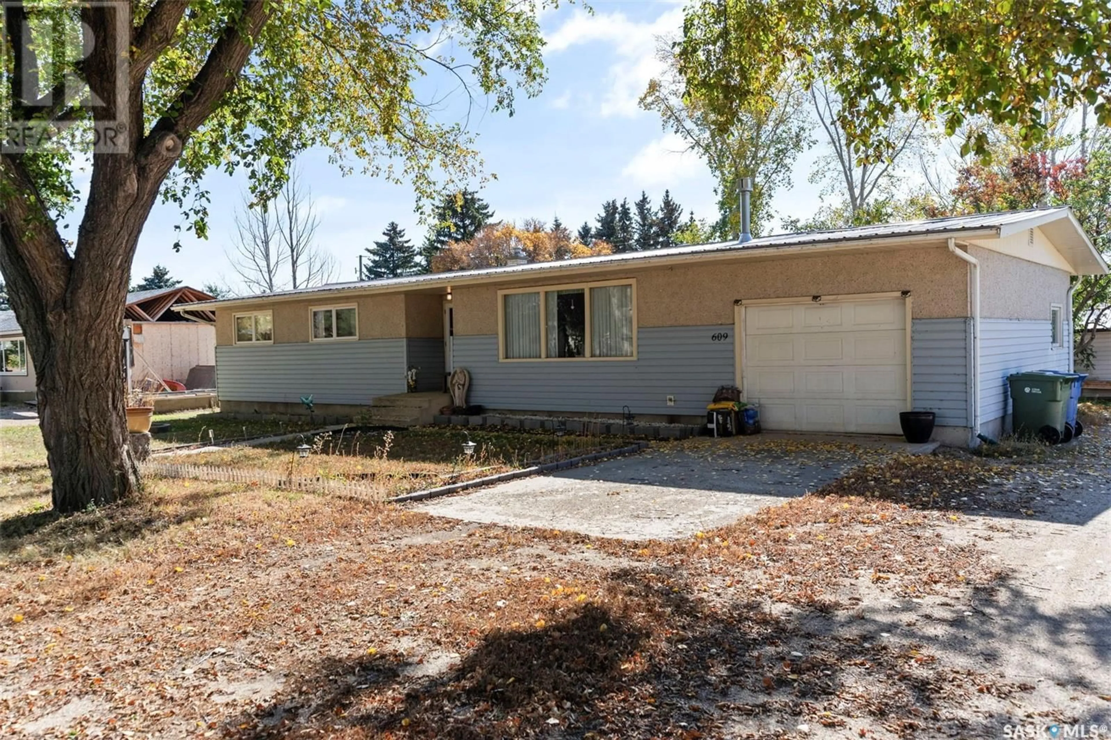 Home with vinyl exterior material, street for 609 King STREET, Imperial Saskatchewan S0G2J0