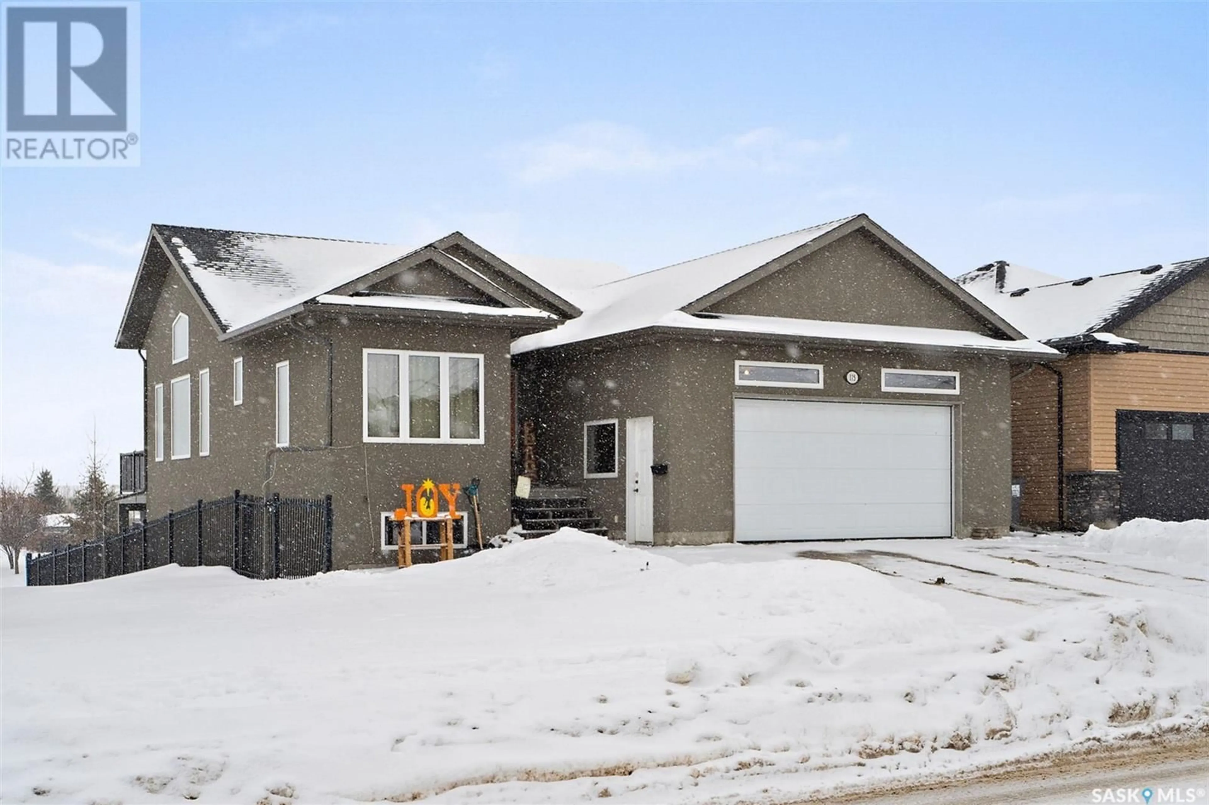 Home with vinyl exterior material, street for 115 West Hampton BOULEVARD, Saskatoon Saskatchewan S7R0B7