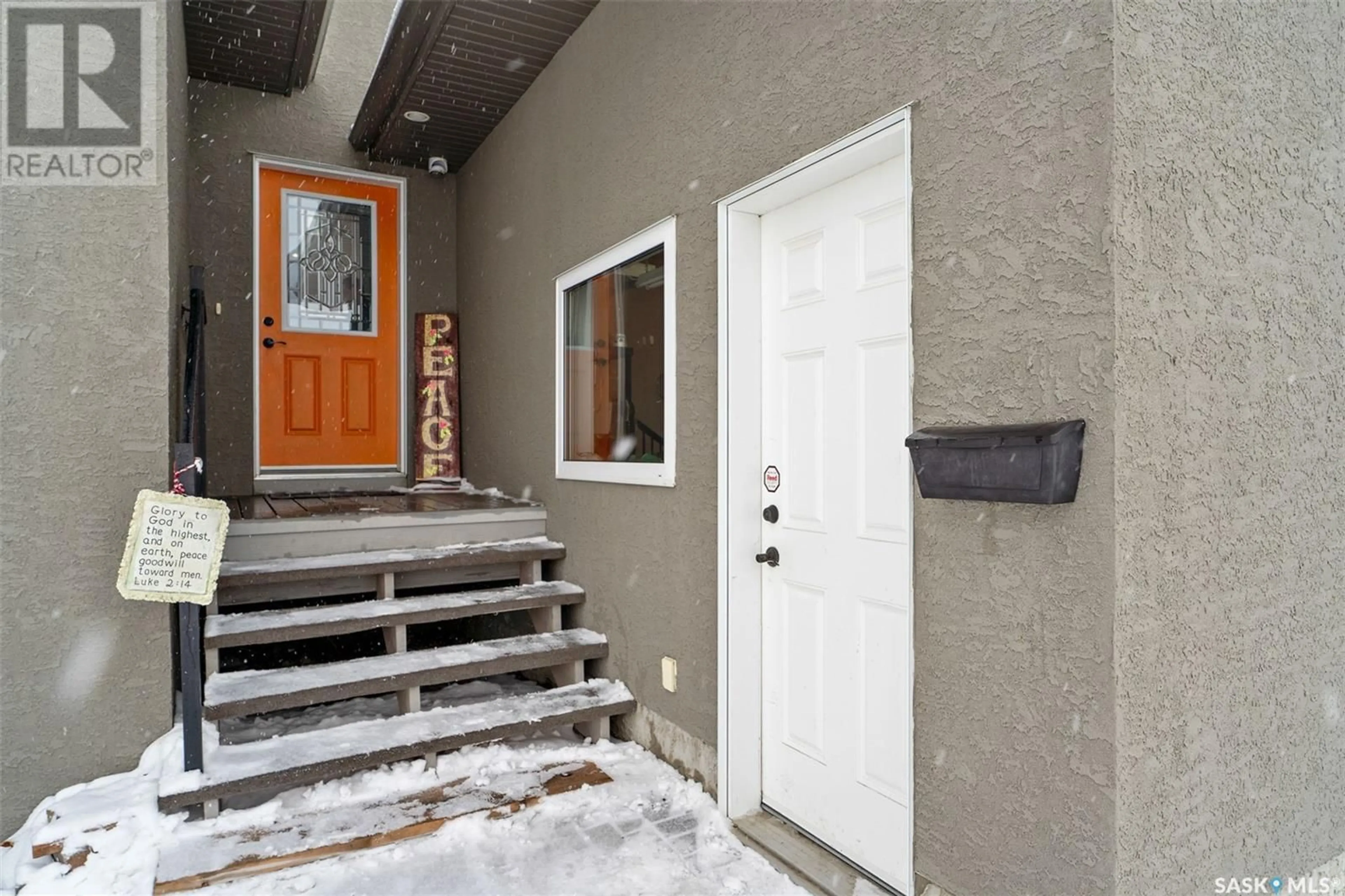 Indoor entryway for 115 West Hampton BOULEVARD, Saskatoon Saskatchewan S7R0B7