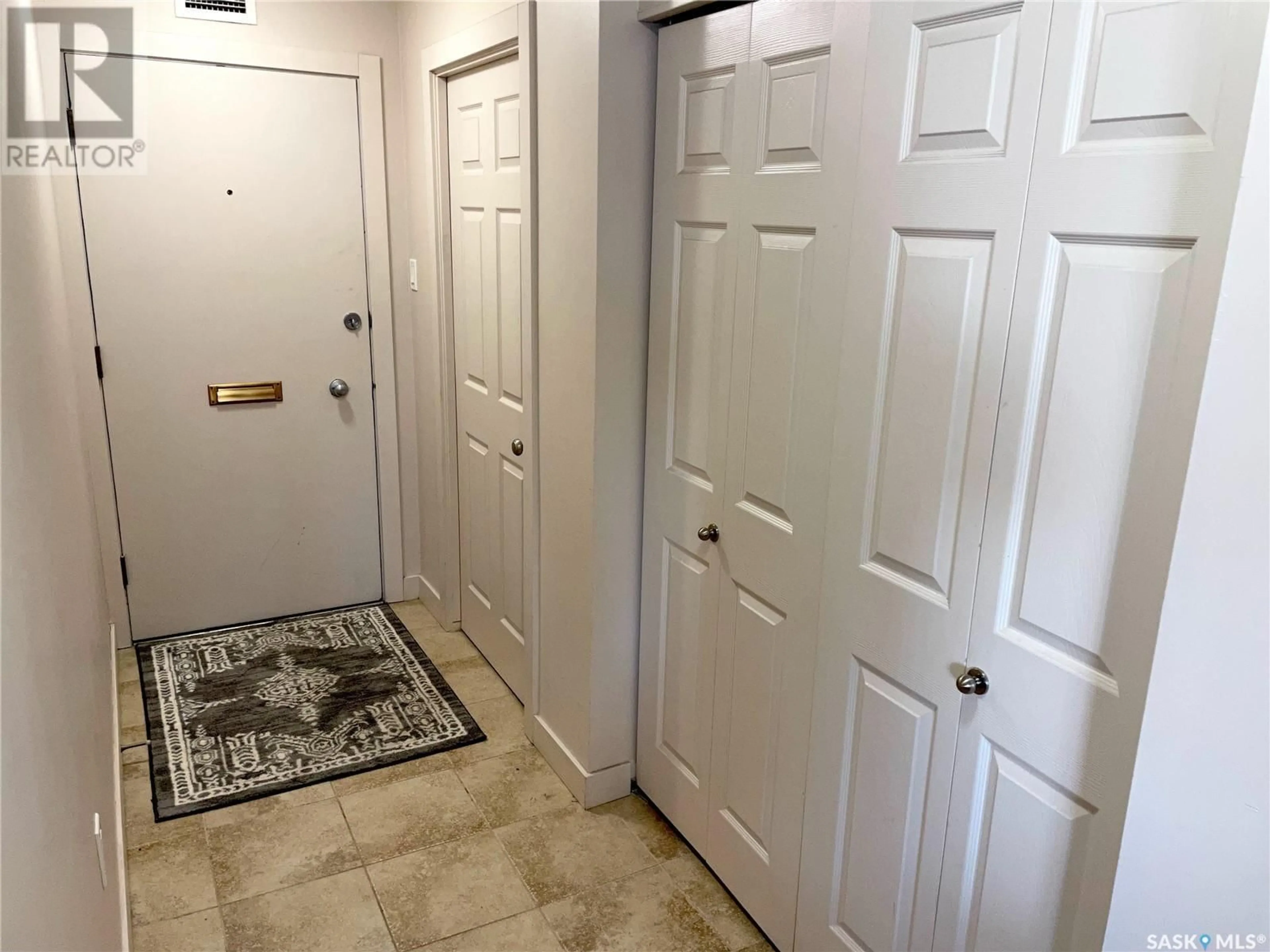 Indoor entryway for 703 537 4th AVENUE N, Saskatoon Saskatchewan S7K2M6