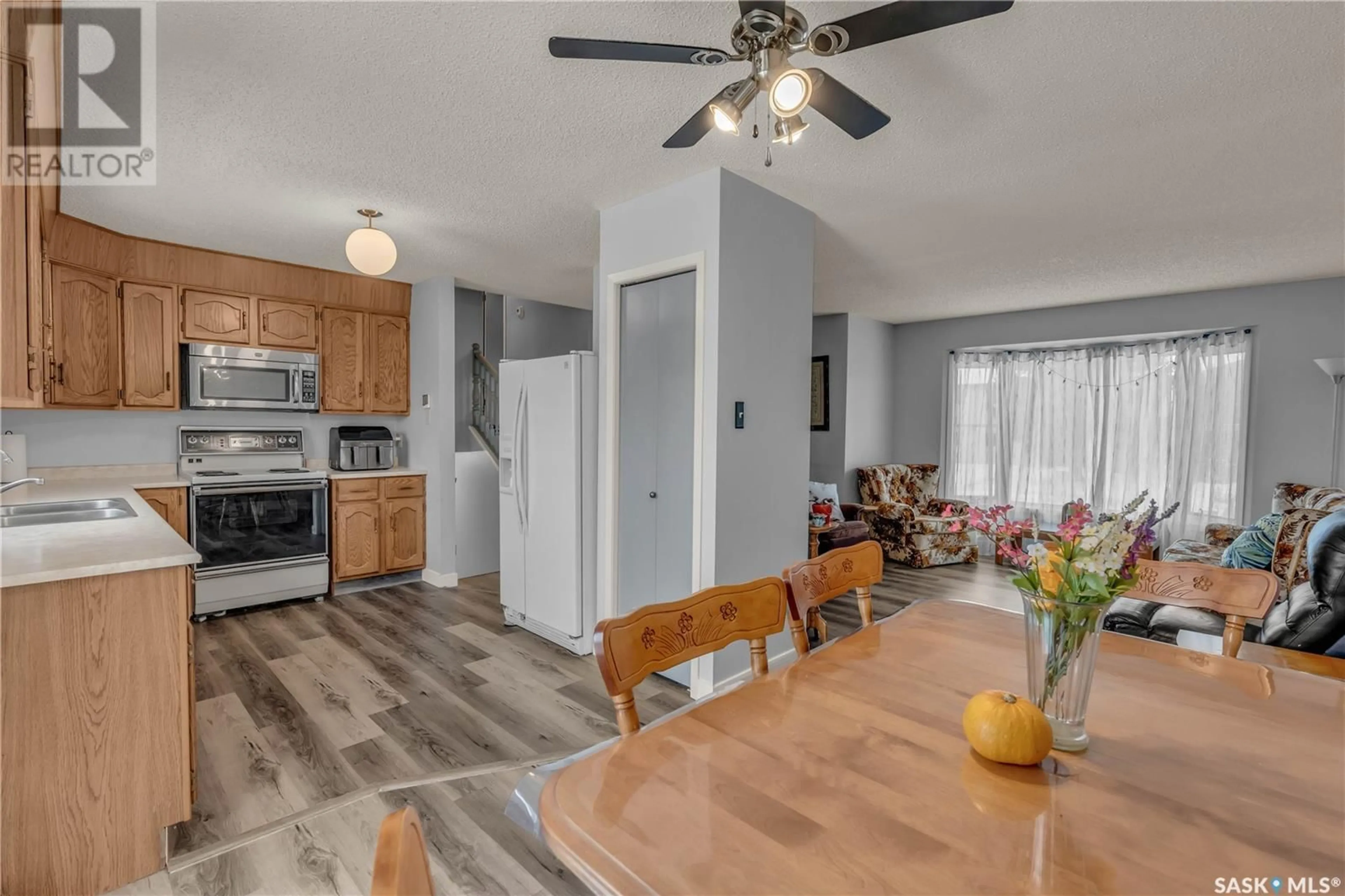 Open concept kitchen, unknown for 2518 Neff ROAD E, Regina Saskatchewan S4V1K5