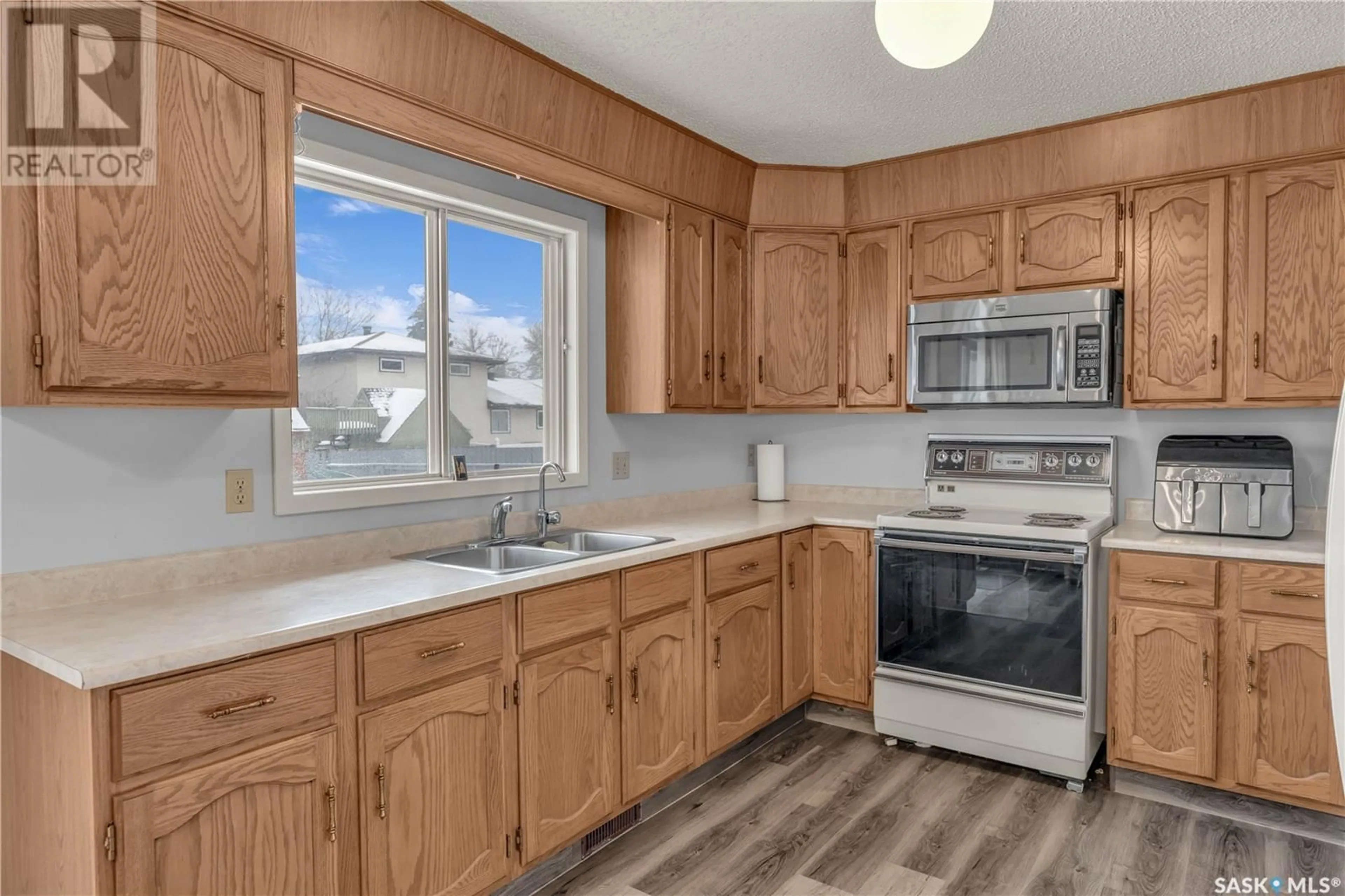 Standard kitchen, unknown for 2518 Neff ROAD E, Regina Saskatchewan S4V1K5