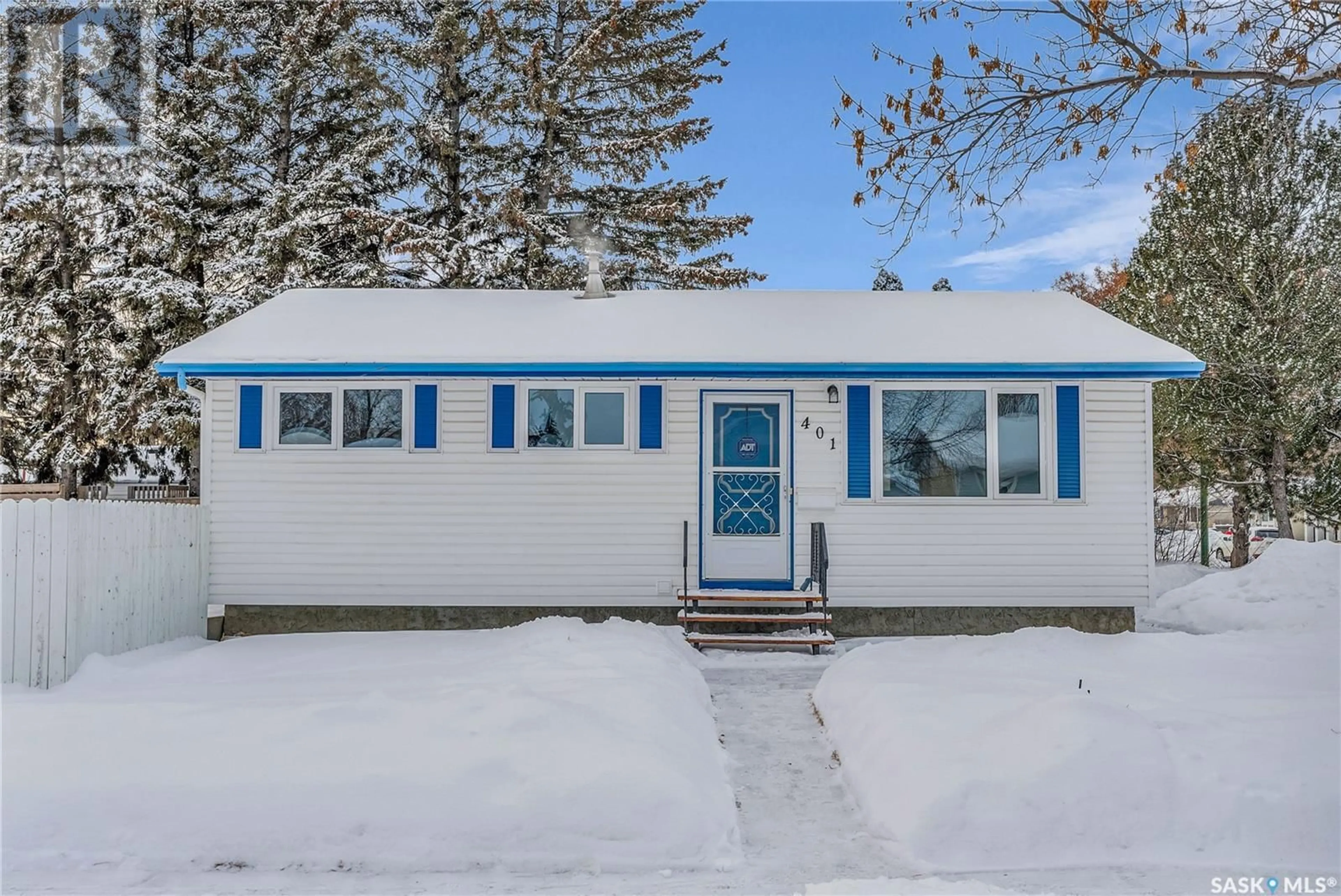 Home with vinyl exterior material, street for 401 St Laurent CRESCENT, Saskatoon Saskatchewan S7L4X3