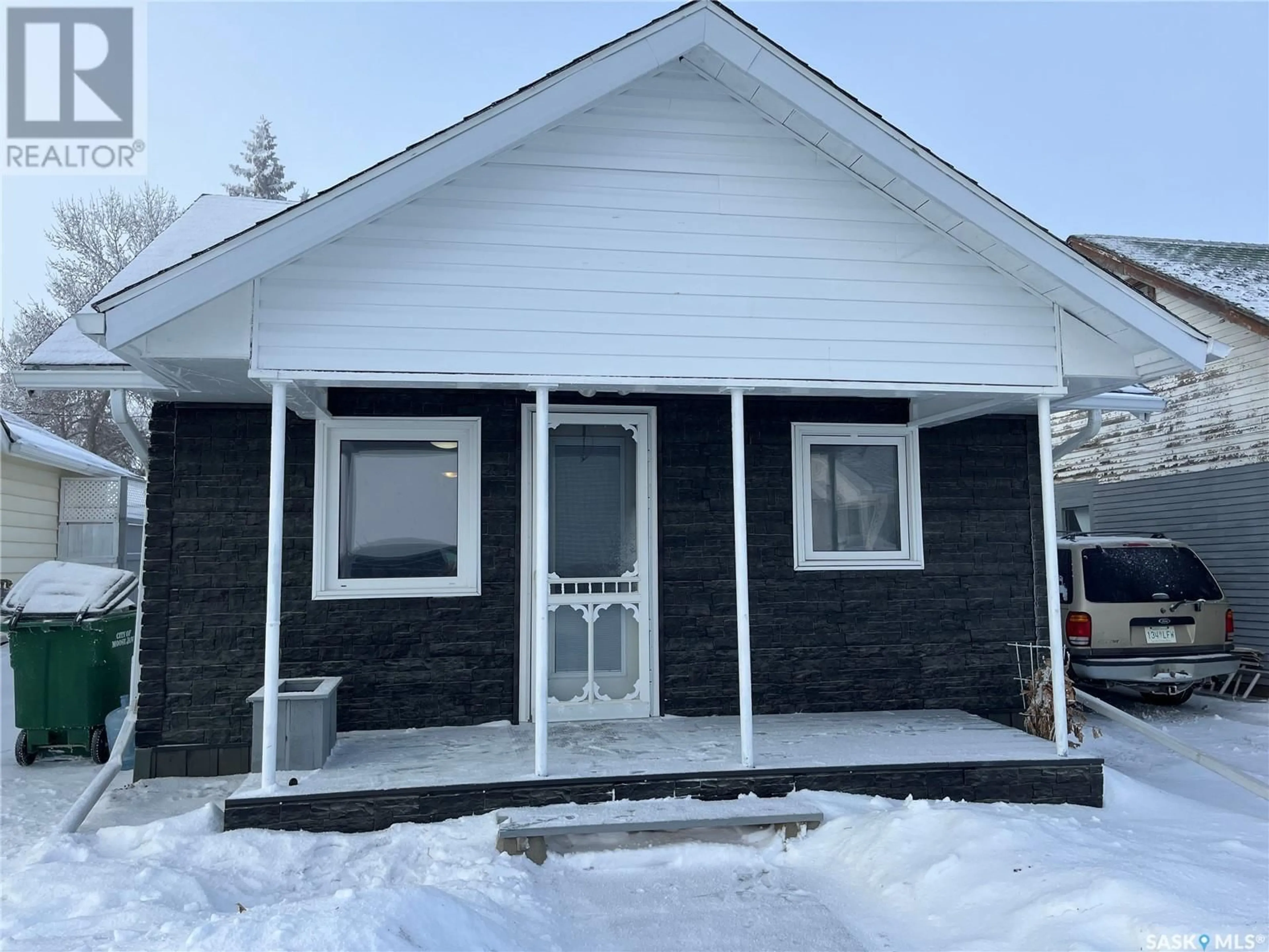 Home with vinyl exterior material, street for 836 Outlook AVENUE SW, Moose Jaw Saskatchewan S6H5T9