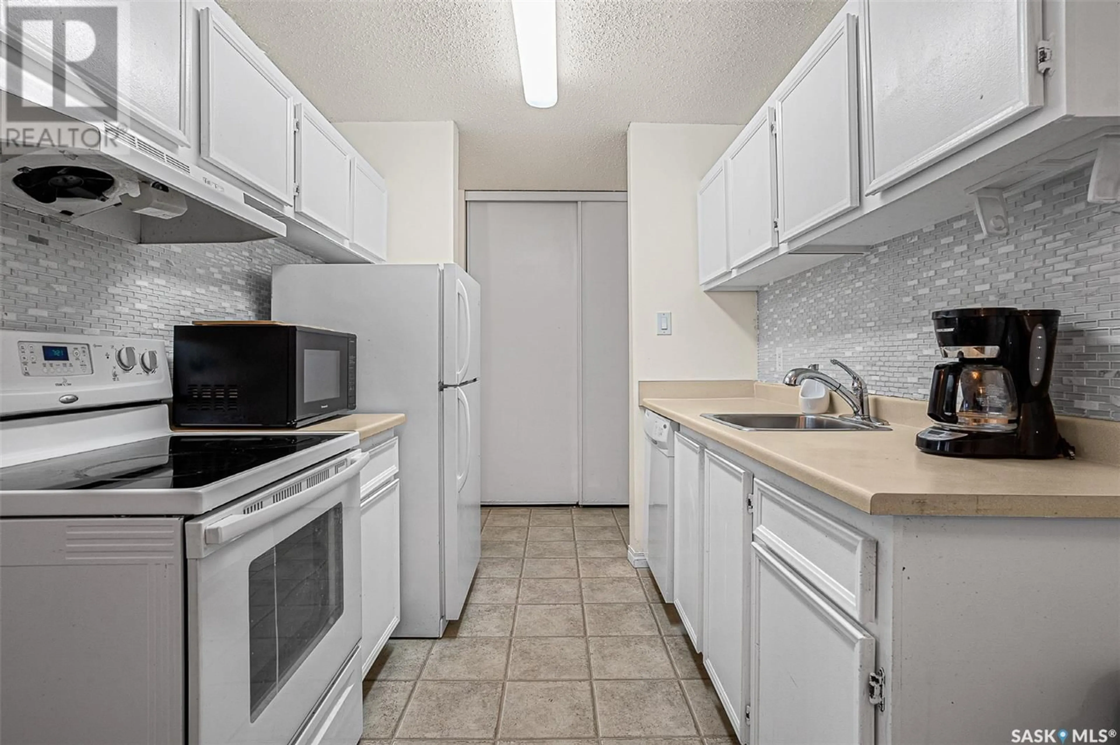 Standard kitchen, unknown for 314B 4040 8th STREET, Saskatoon Saskatchewan S7H5L4