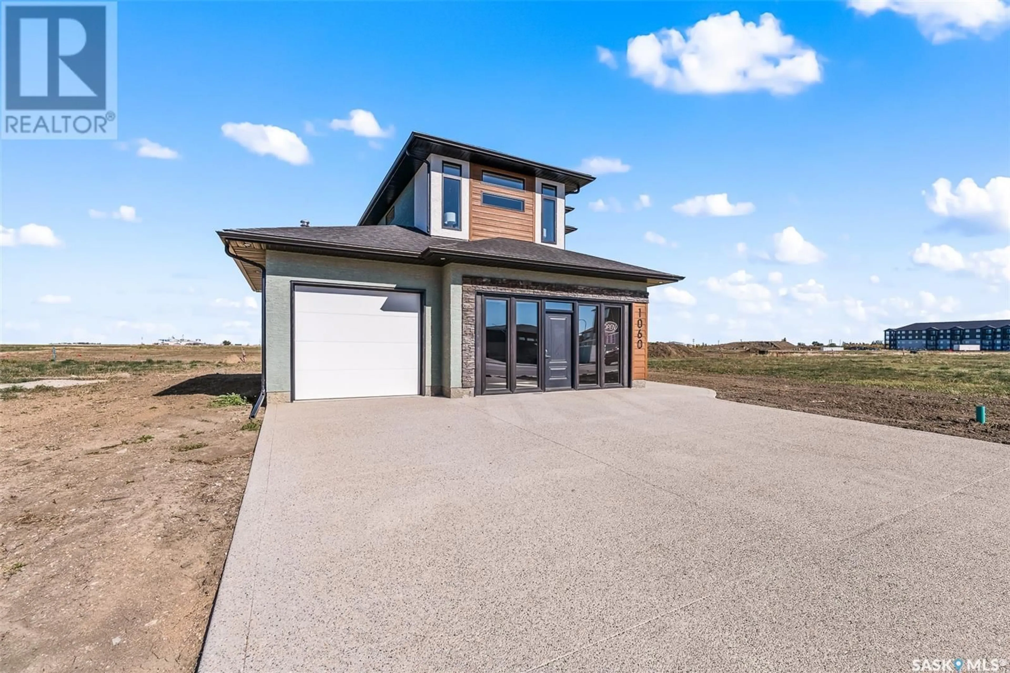 Home with vinyl exterior material, water/lake/river/ocean view for 1060 West Park BOULEVARD, Moose Jaw Saskatchewan S6J0E6