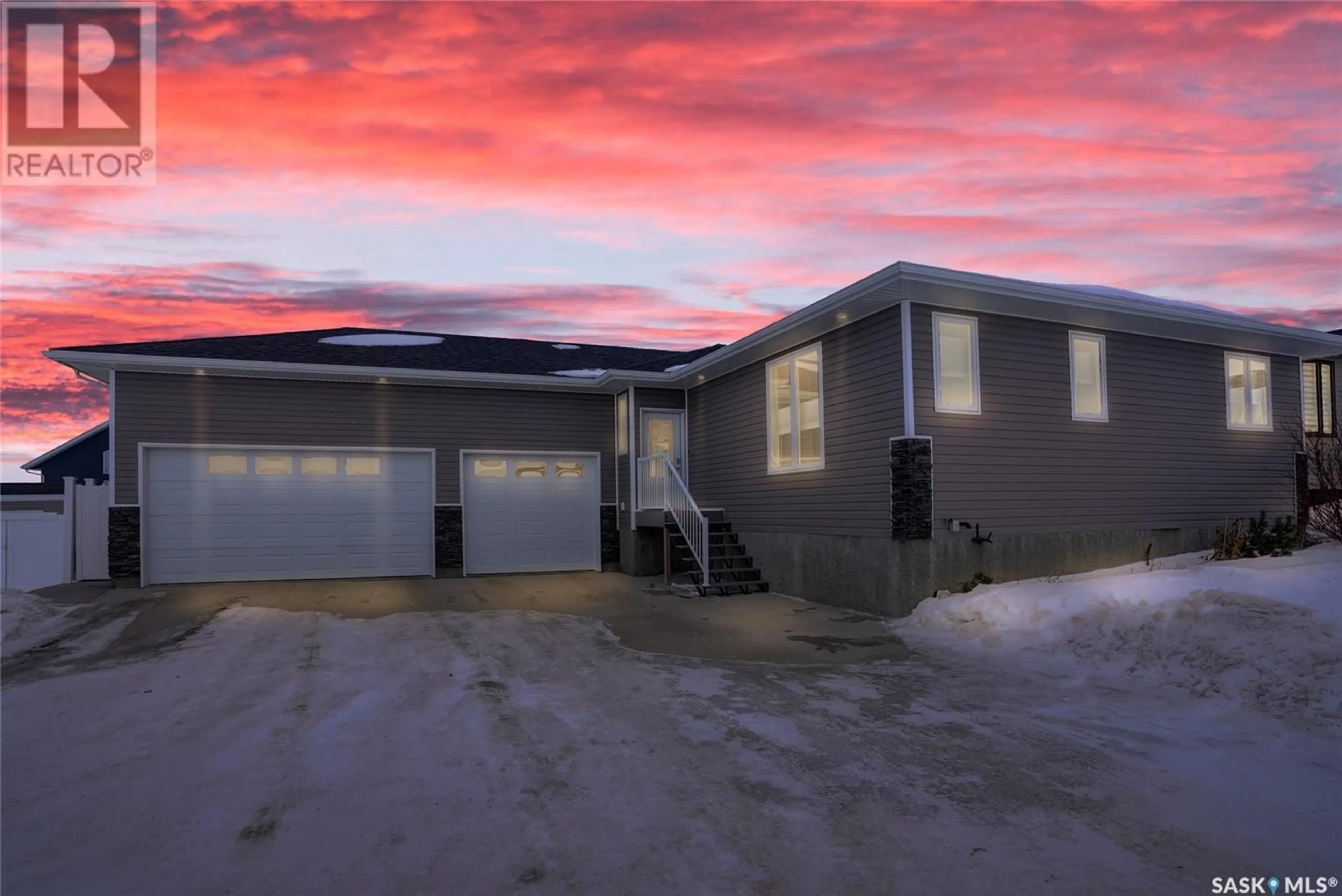 Indoor garage for 192 Wellington DRIVE, Moose Jaw Saskatchewan S6K0A6