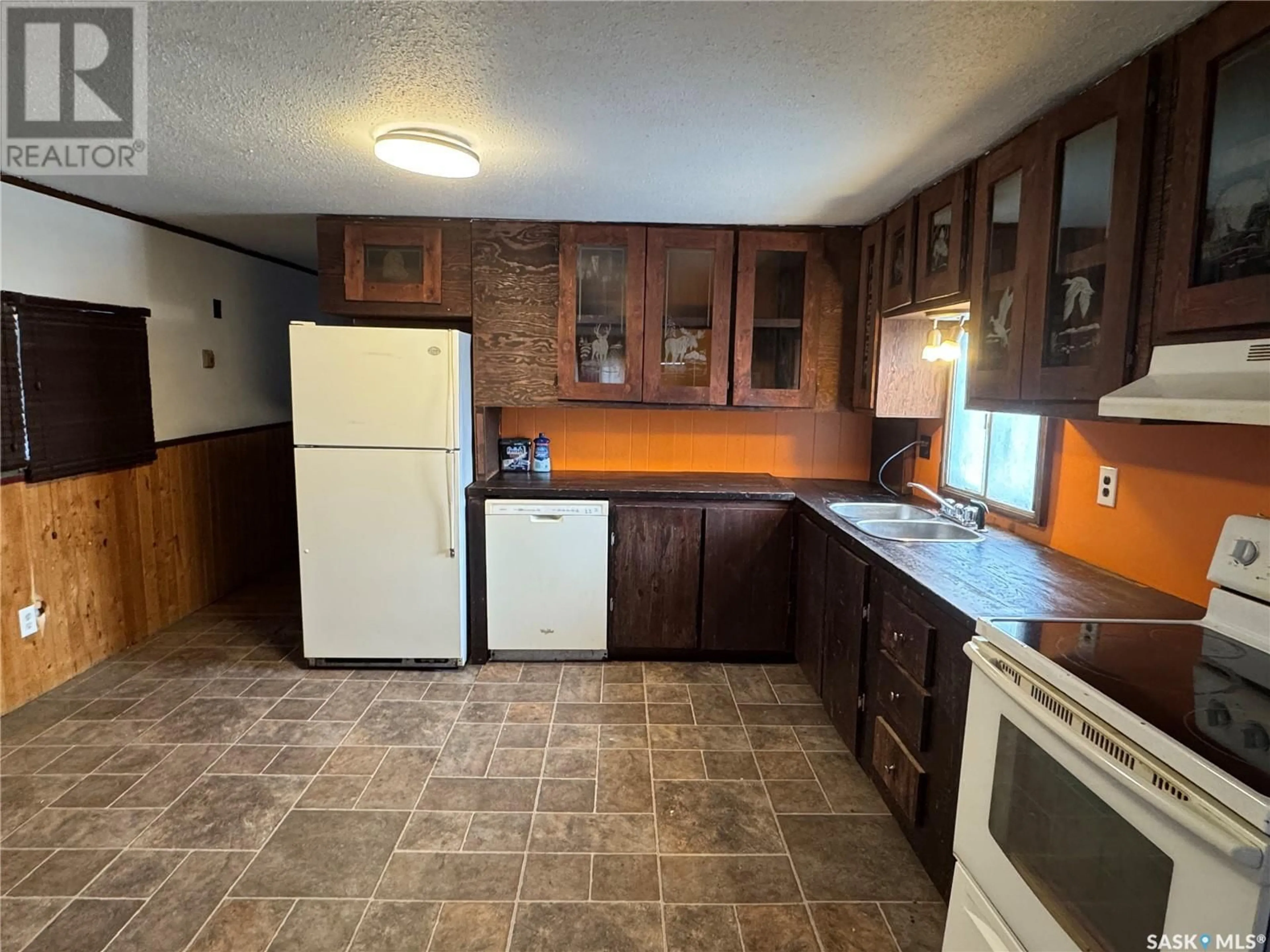 Standard kitchen, unknown for 940 Riese DRIVE, La Ronge Saskatchewan S0J1L0