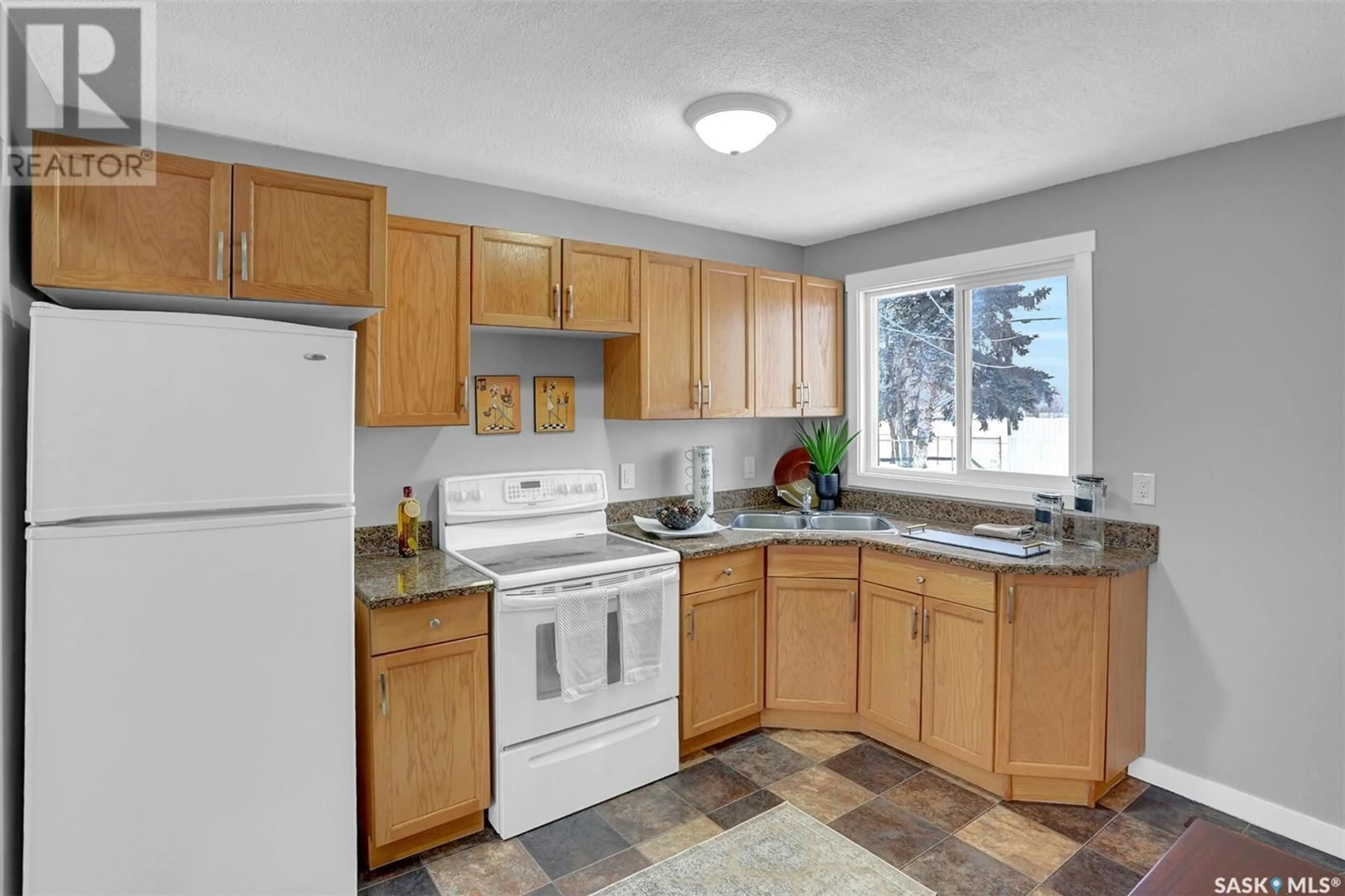 Standard kitchen, unknown for 3704 Sherwood DRIVE, Regina Saskatchewan S4R4A6