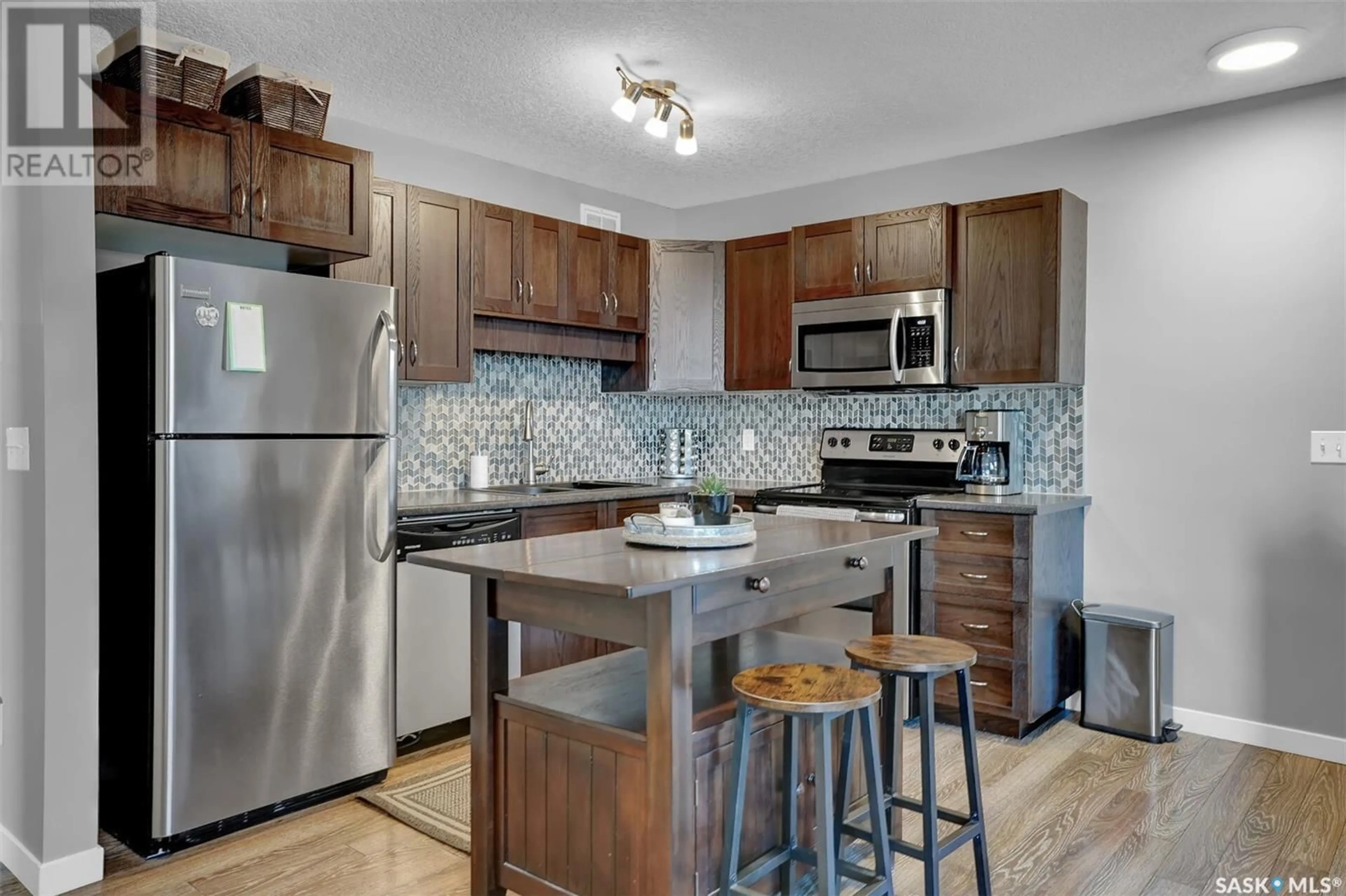 Standard kitchen, unknown for 83 5533 Blake CRESCENT, Regina Saskatchewan S4X0J1