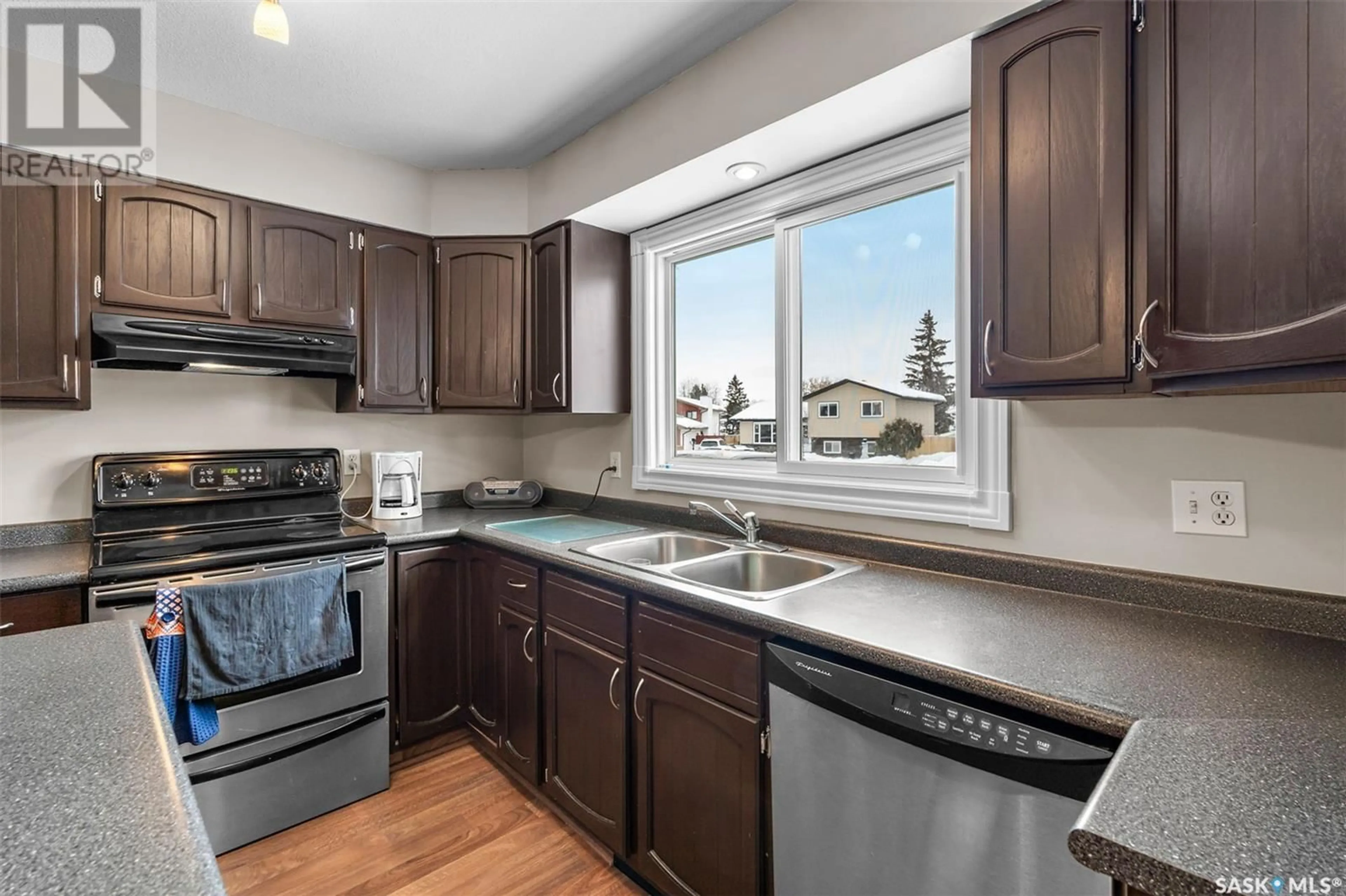 Standard kitchen, unknown for 410 Nesbitt WAY, Saskatoon Saskatchewan S7L6K7