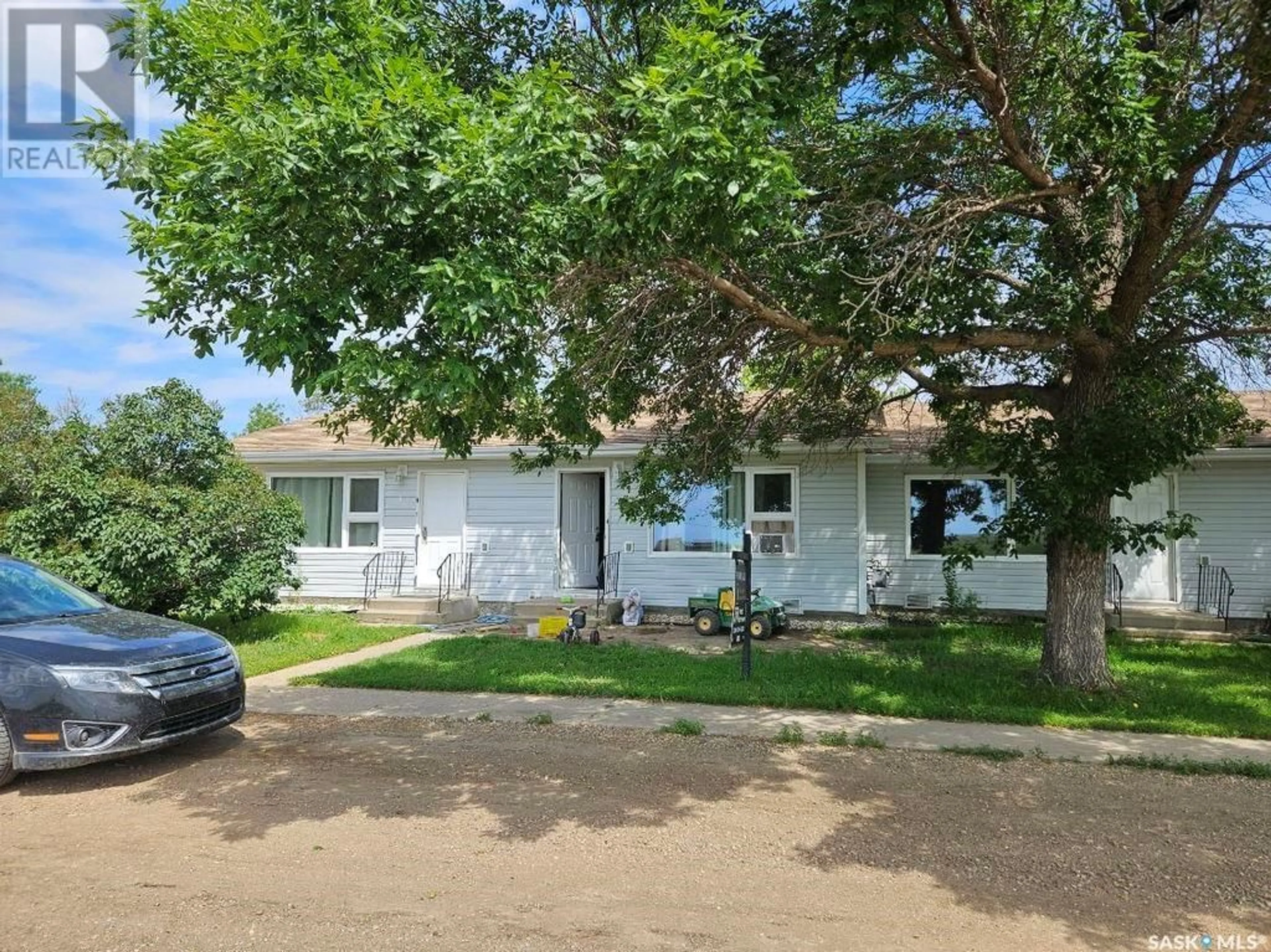 A pic from outside/outdoor area/front of a property/back of a property/a pic from drone, street for 113-115 2ND AVENUE, Hodgeville Saskatchewan S0H2B0