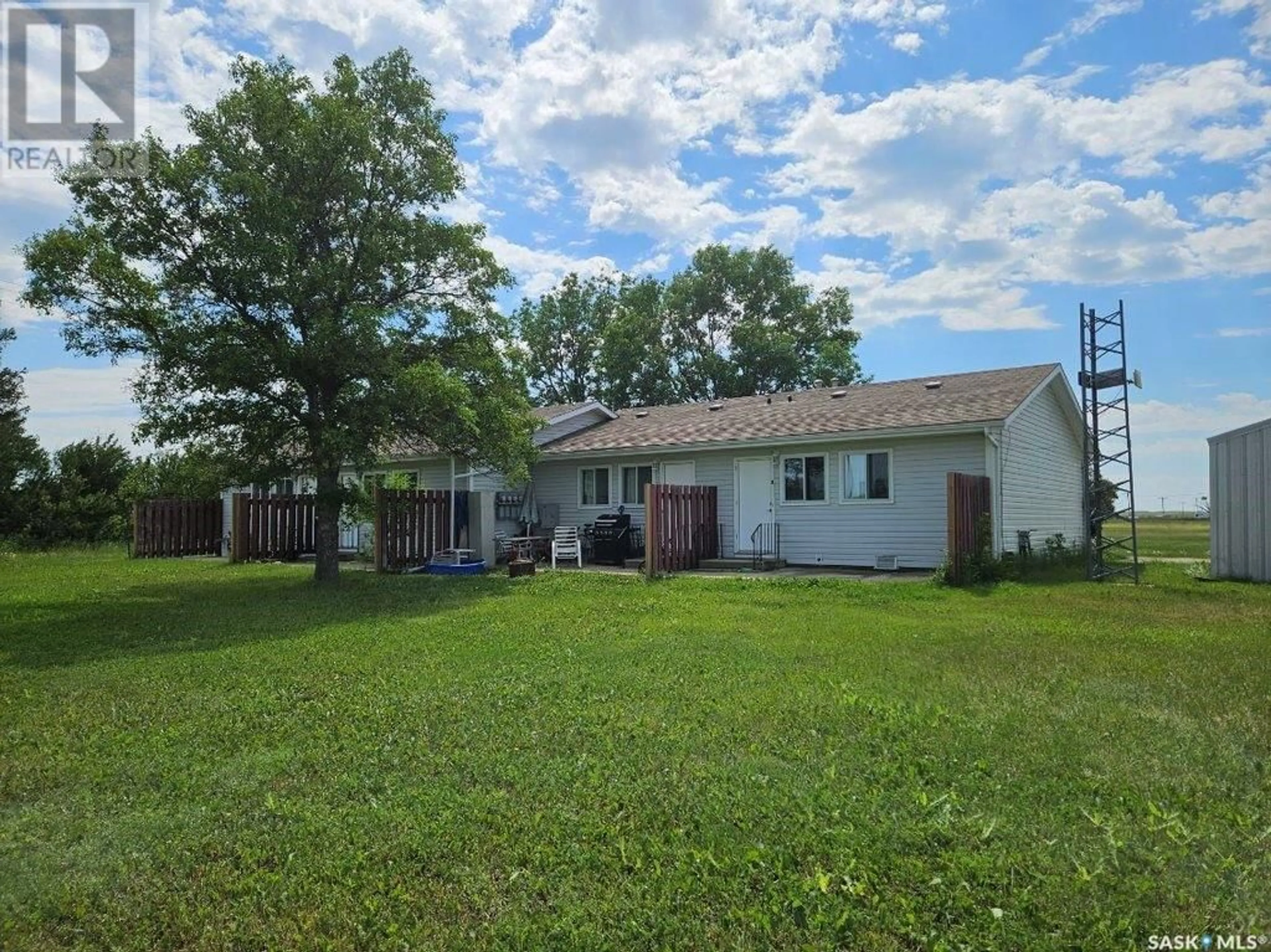 A pic from outside/outdoor area/front of a property/back of a property/a pic from drone, street for 113-115 2nd AVENUE NE, Hodgeville Saskatchewan S0H2B0