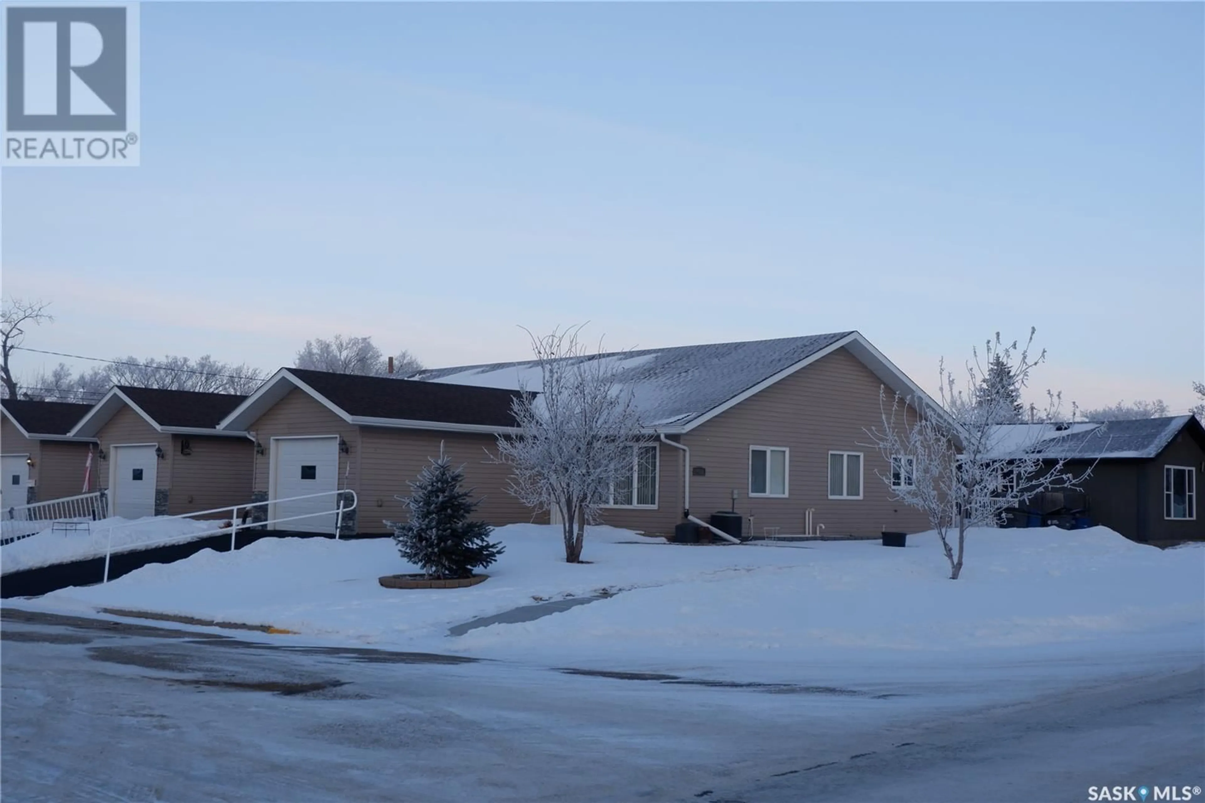 A pic from outside/outdoor area/front of a property/back of a property/a pic from drone, street for 3 401 3rd AVENUE E, Assiniboia Saskatchewan S0H0B0