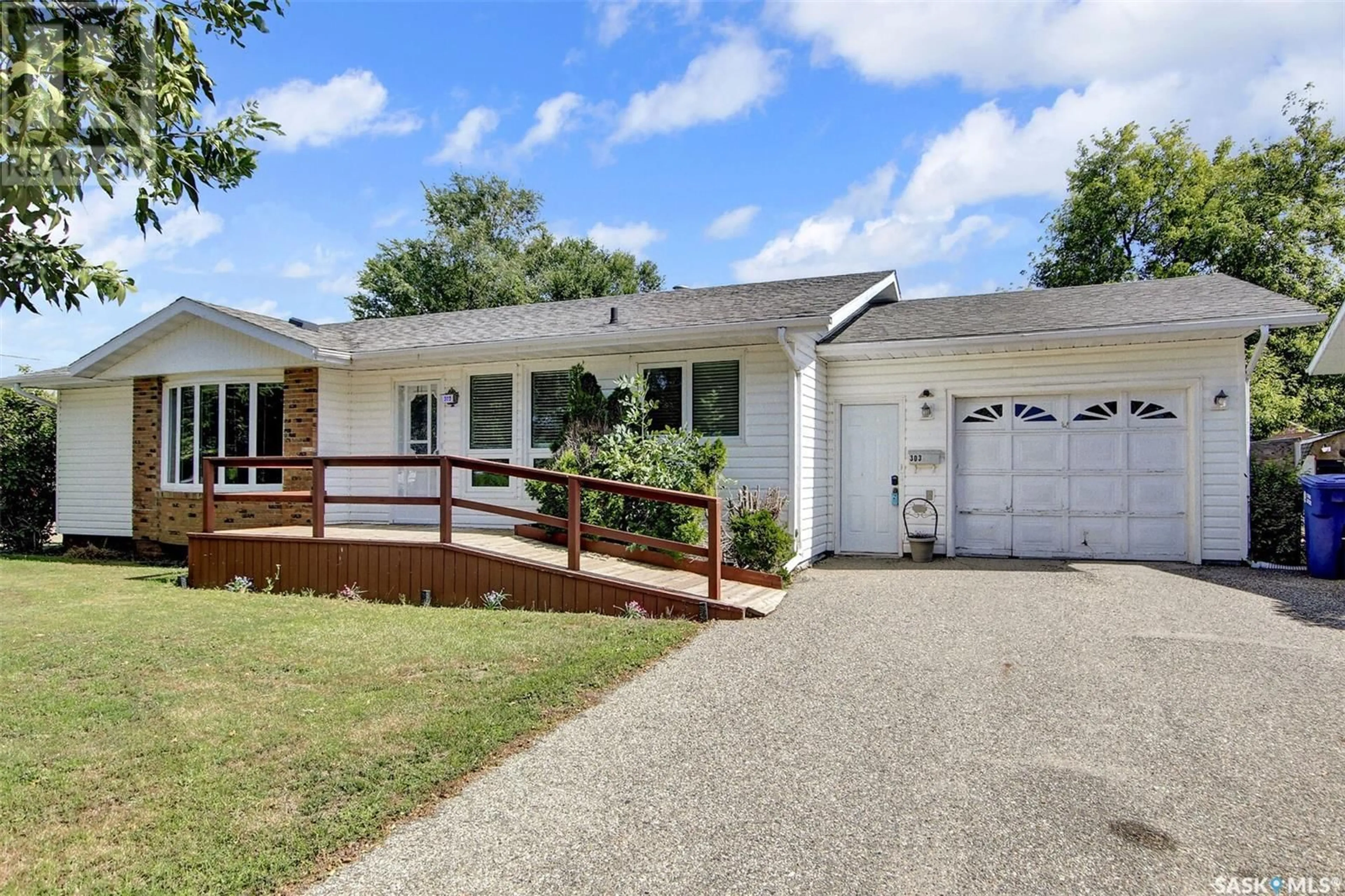 Home with vinyl exterior material, street for 303 2nd AVENUE W, Montmartre Saskatchewan S0G3M0