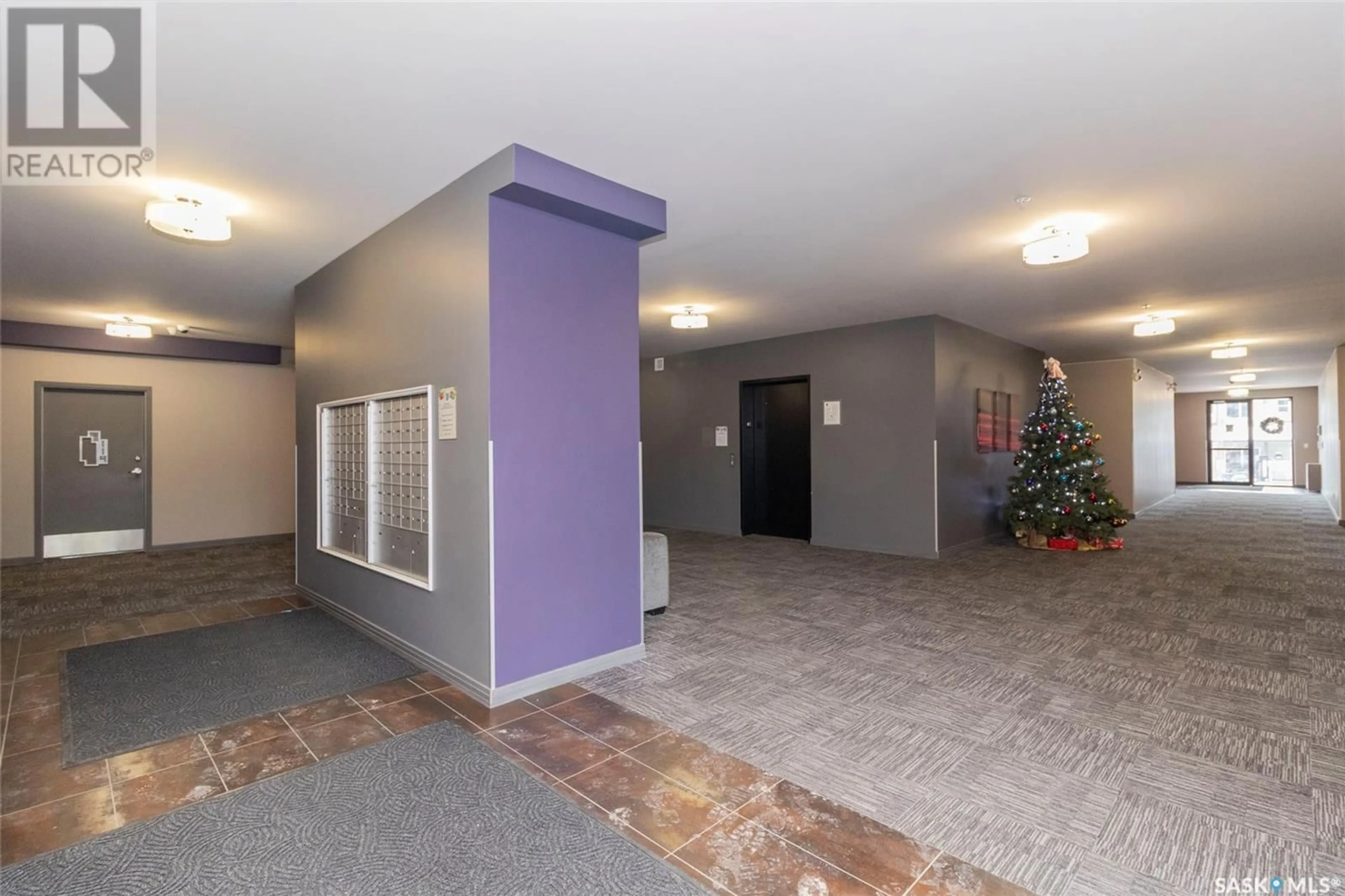 Indoor foyer for 313 225 Maningas BEND, Saskatoon Saskatchewan S7W0P9