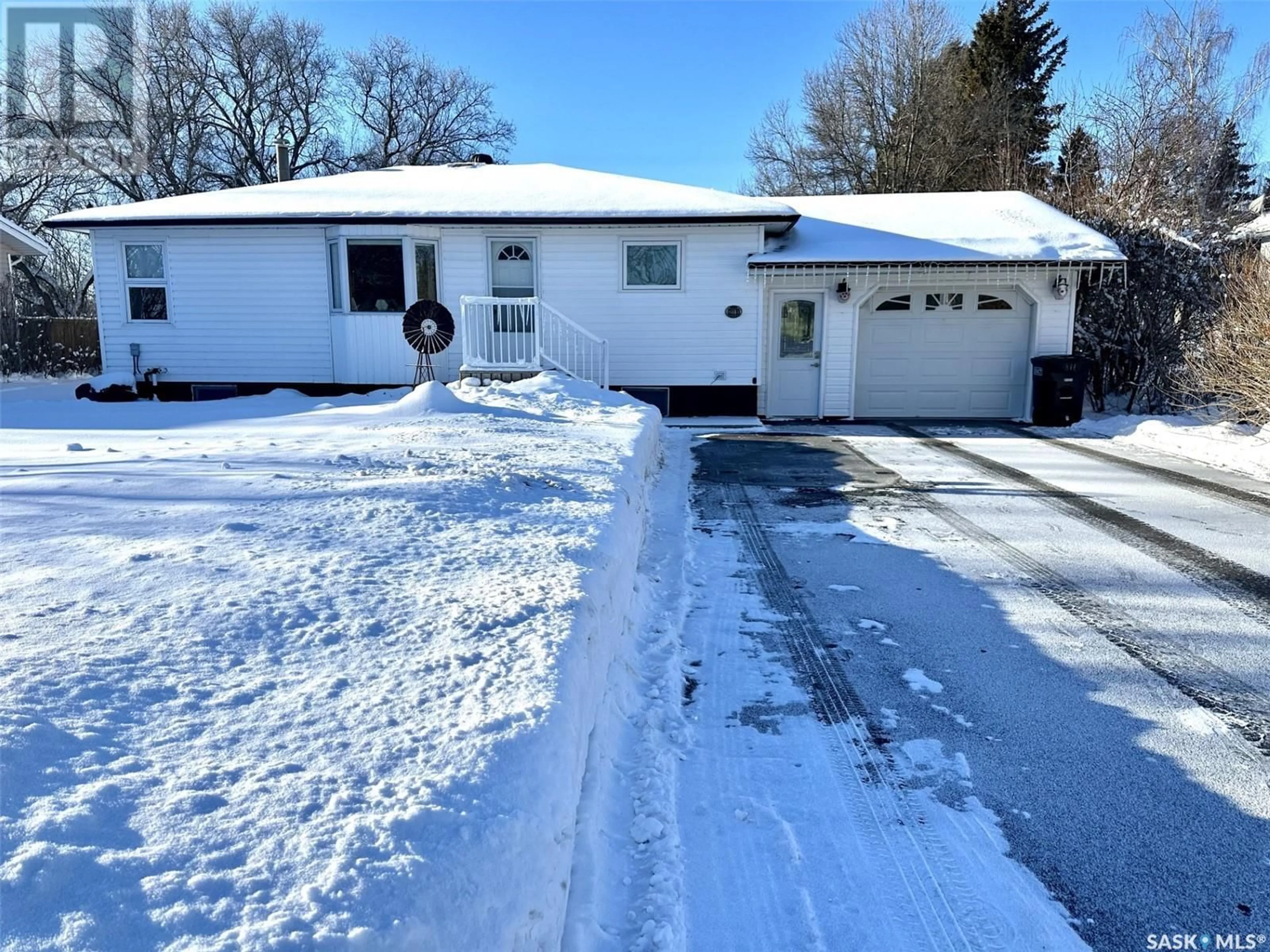 A pic from outside/outdoor area/front of a property/back of a property/a pic from drone, street for 311 West ROAD, Leroy Saskatchewan S0K2P0