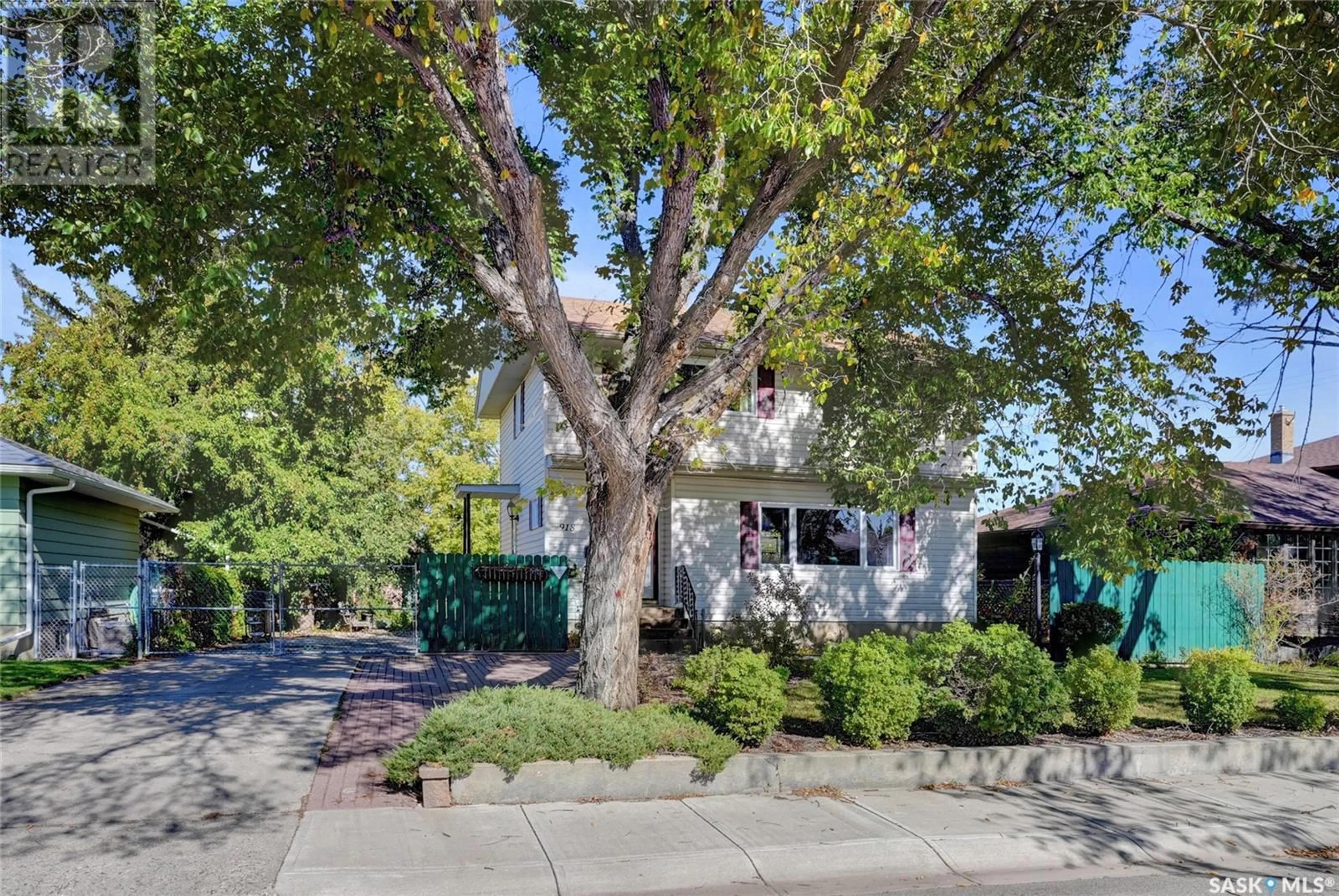 A pic from outside/outdoor area/front of a property/back of a property/a pic from drone, street for 918 Henry STREET, Moose Jaw Saskatchewan S6H3H2