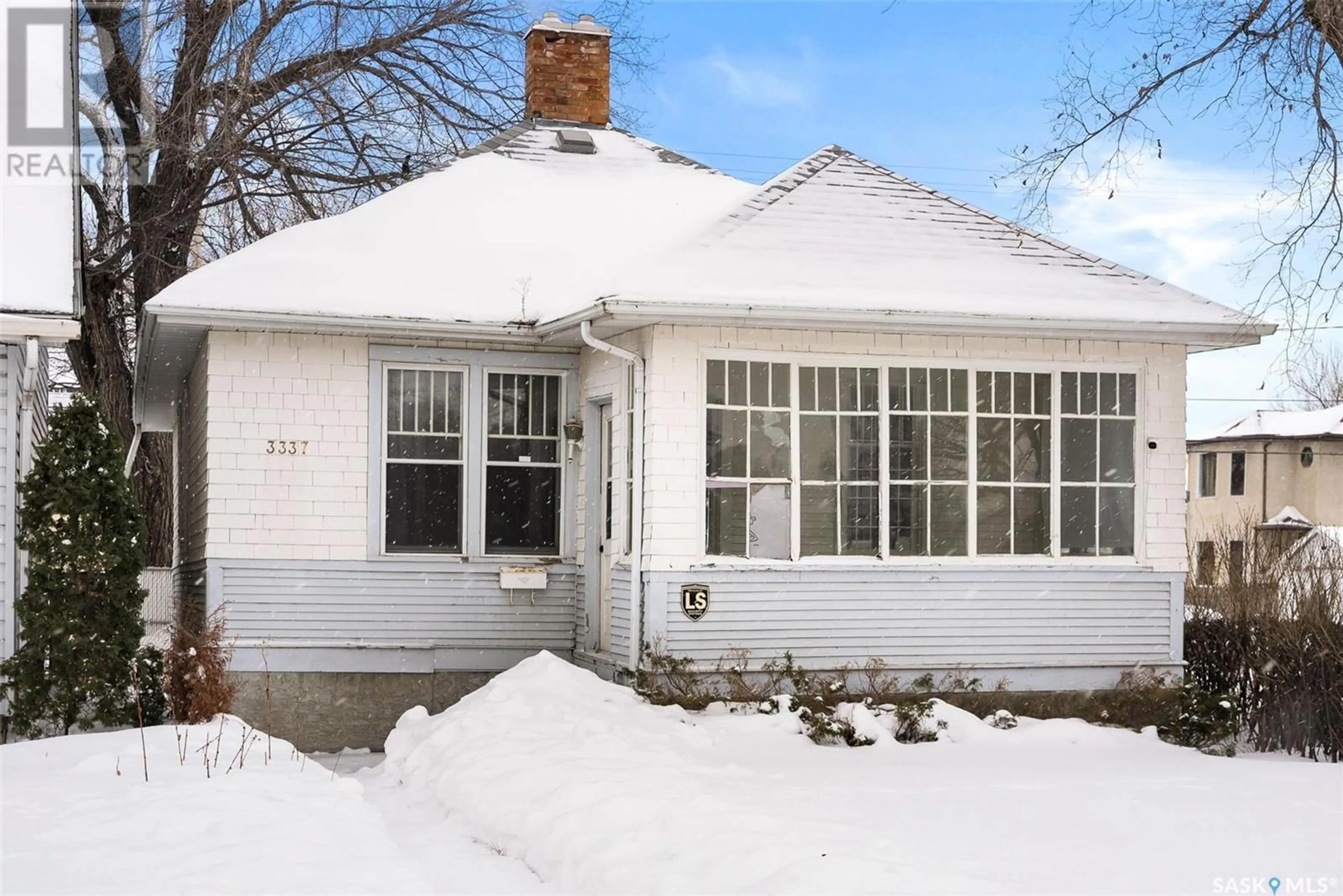 Home with vinyl exterior material, street for 3337 Dewdney AVENUE, Regina Saskatchewan S4T0Y9