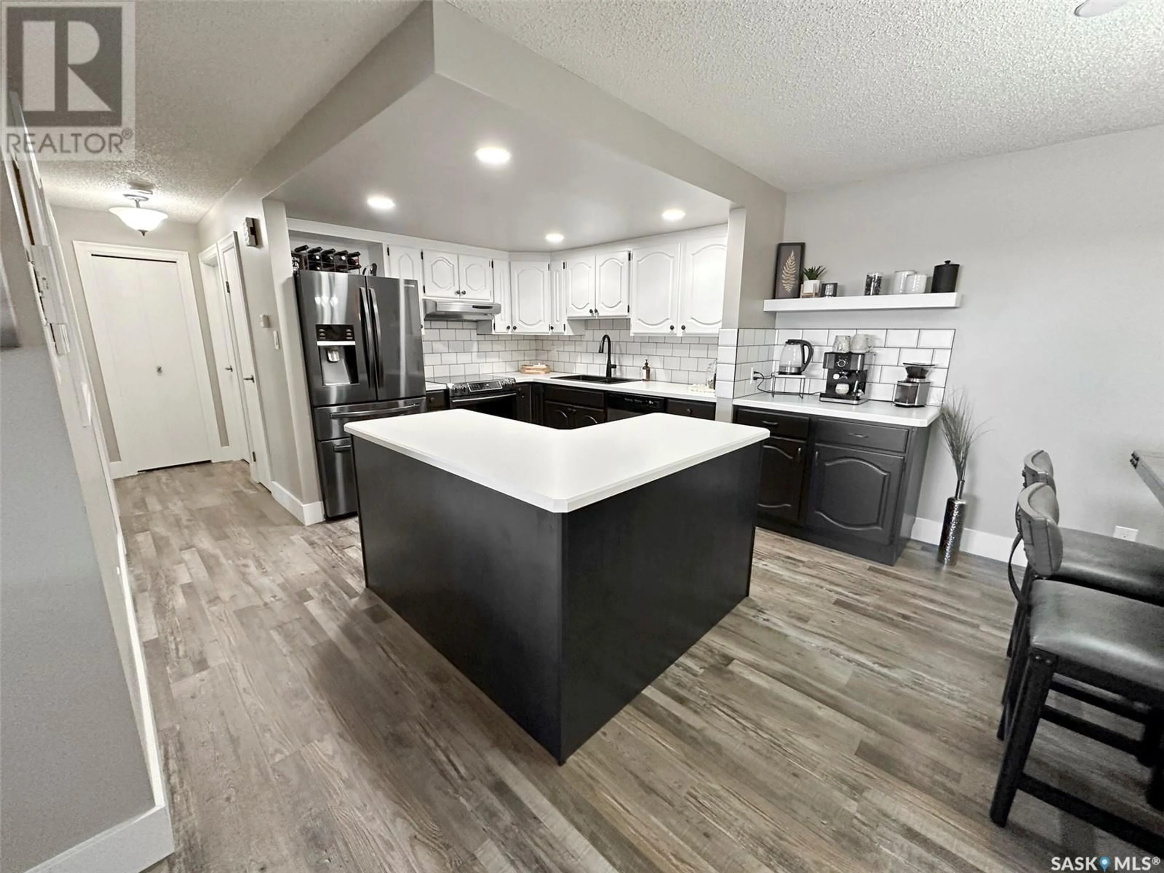 Open concept kitchen, unknown for 6 275 Alpine CRESCENT, Swift Current Saskatchewan S9H4T5